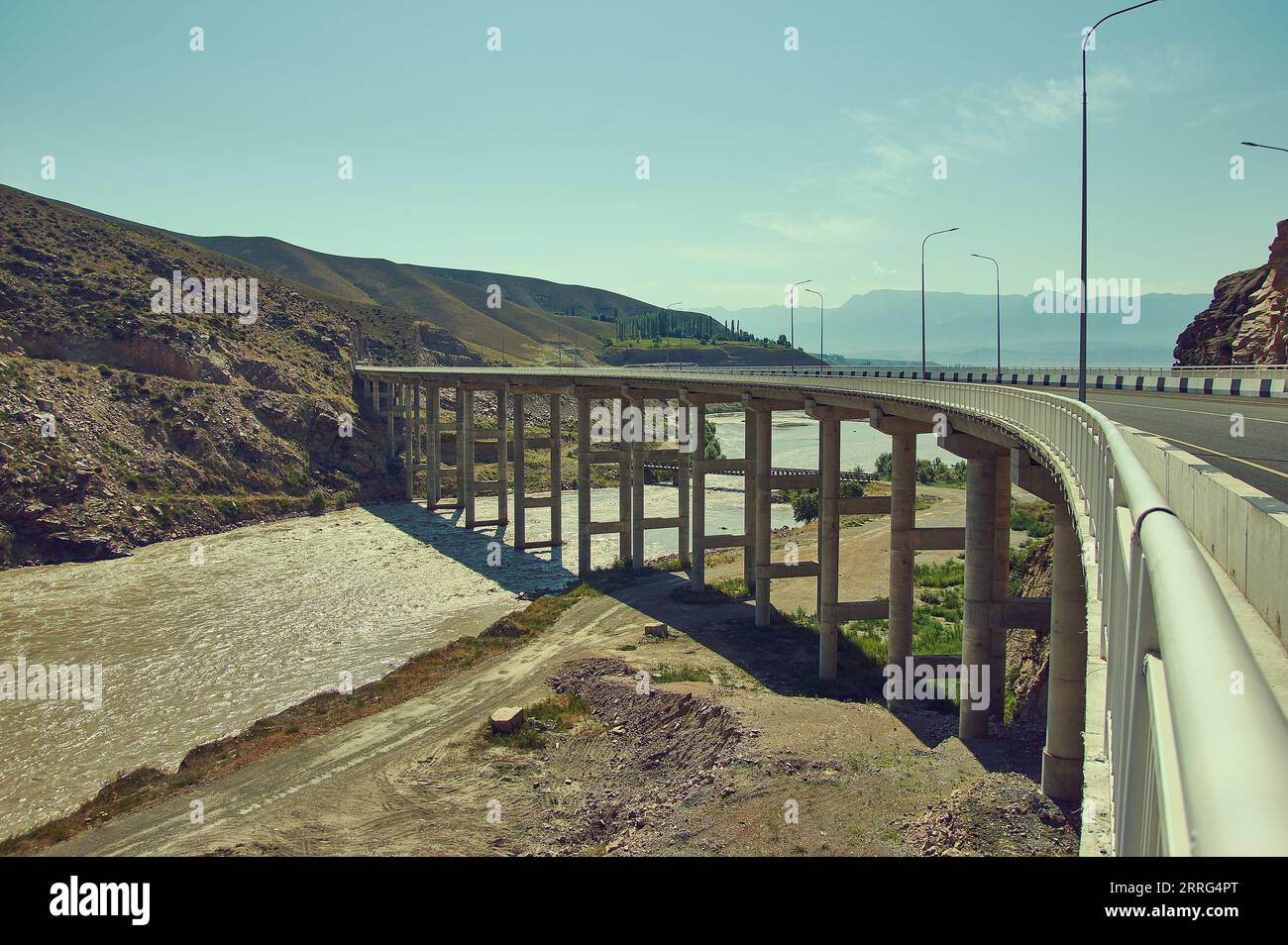 Nouvelle route Nord-Sud , pont supérieur 1000 mètres canyon rivière Naryn, Kirghizistan. Banque D'Images