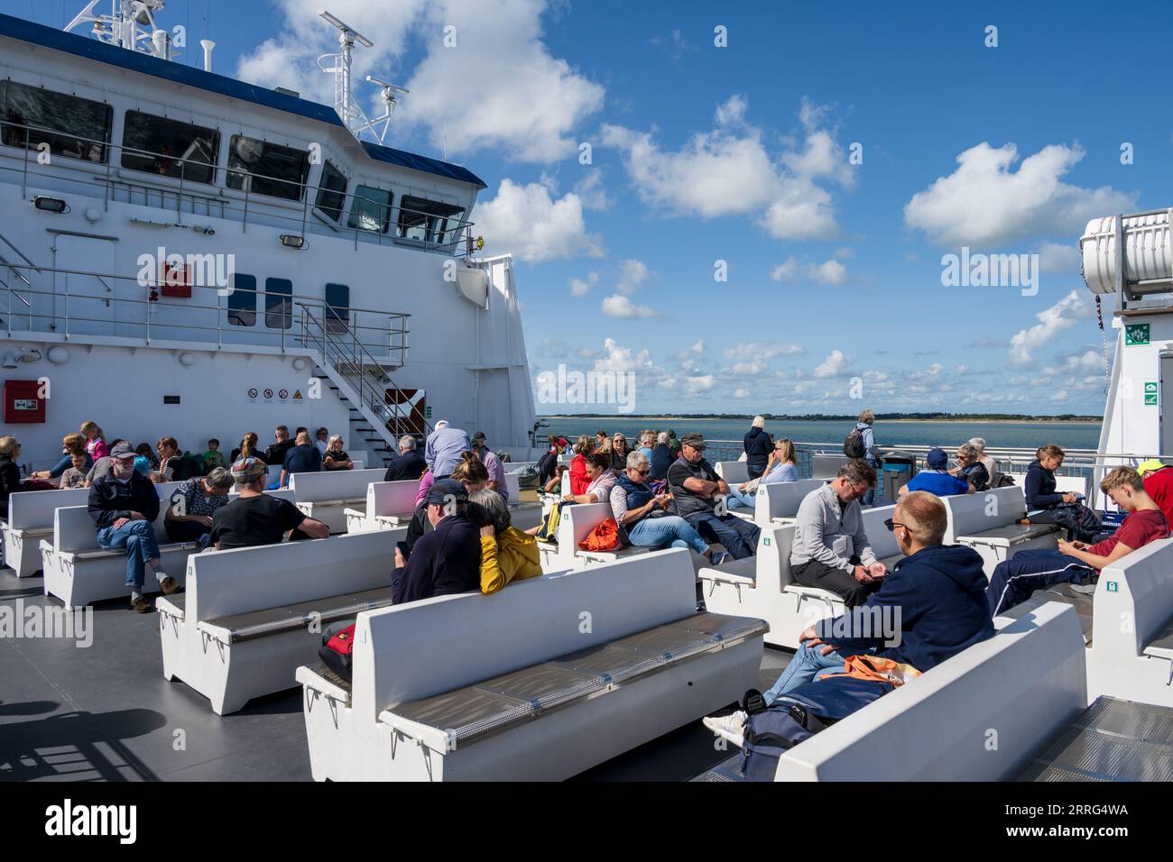 Passagiere einer Inselfähre an der Nordsee auf dem sonnigen Oberdeck Banque D'Images