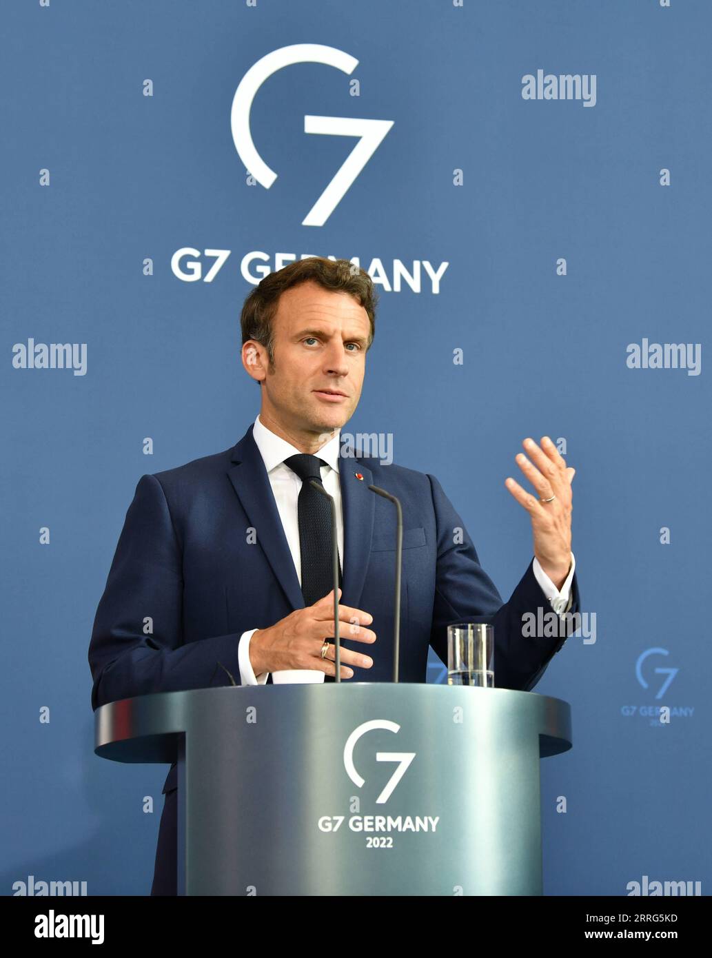 220510 -- BERLIN, le 10 mai 2022 -- le président français Emmanuel Macron assiste à une conférence de presse avec le chancelier allemand OLAF Scholz à la chancellerie allemande à Berlin, capitale de l'Allemagne, le 9 mai 2022. POUR ALLER AVEC Macron visite Berlin sur le premier voyage à l'étranger après la réélection ALLEMAGNE-BERLIN-FRANCE-VISITE RenxPengfei PUBLICATIONxNOTxINxCHN Banque D'Images