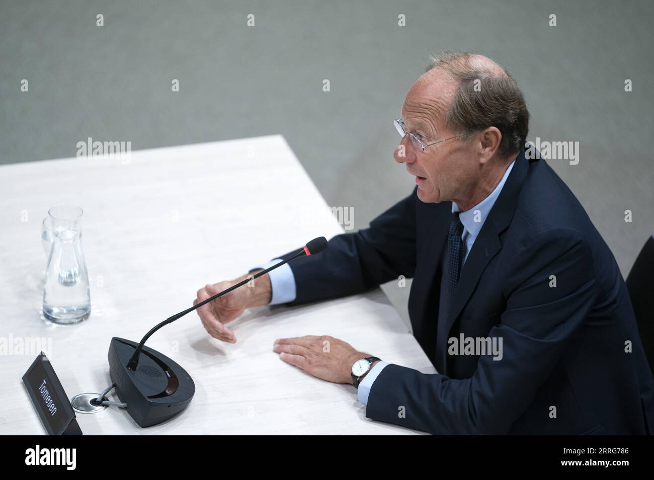 LA HAYE - Wilbert Tomesen, ancien membre du conseil d'administration et vice-président du conseil pour la protection des données personnelles, lors des audiences publiques de la commission d'enquête parlementaire qui enquête sur la politique du gouvernement en matière de fraude. L'enquête a été ouverte à la suite du scandale des prestations pour enfants. ANP JEROEN JUMELET pays-bas Out - belgique Out Banque D'Images