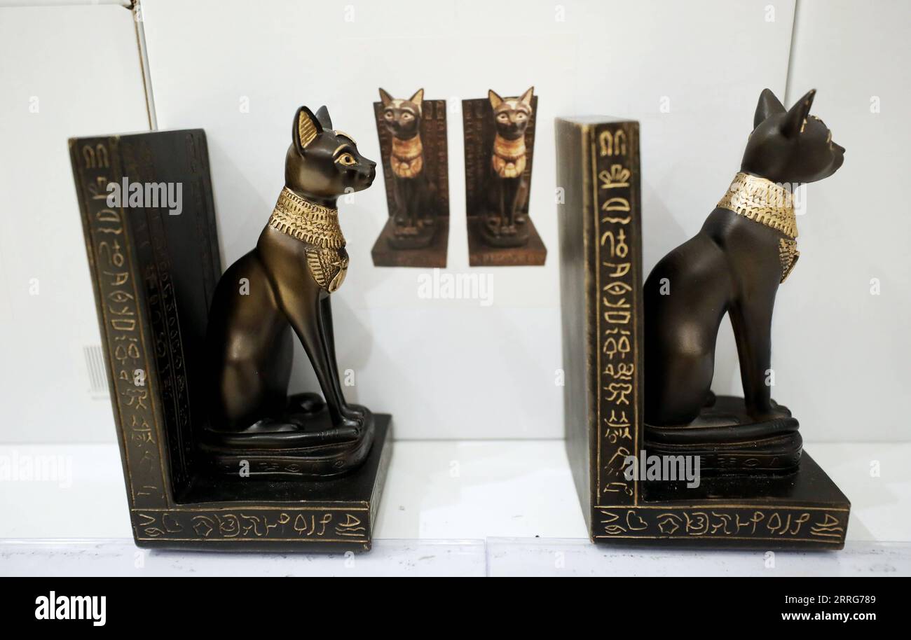 220512 -- LONDRES, le 12 mai 2022 -- une photo prise le 11 mai 2022 montre des répliques du chat Gayer-Anderson au British Museum de Londres, en Grande-Bretagne. Le chat Gayer-Anderson est une figure en bronze représentant une forme de la déesse Bastet. Le chat date de la période tardive de l'Egypte ancienne vers 600 av. J.-C.. Elle porte le nom du major Robert Grenville Gayer-Anderson, qui a fait don de la statue au British Museum en 1939. BRITAIN-LONDRES-BRITISH MUSEUM-PRODUIT CULTUREL ET CRÉATIF LIXYING PUBLICATIONXNOTXINXCHN Banque D'Images