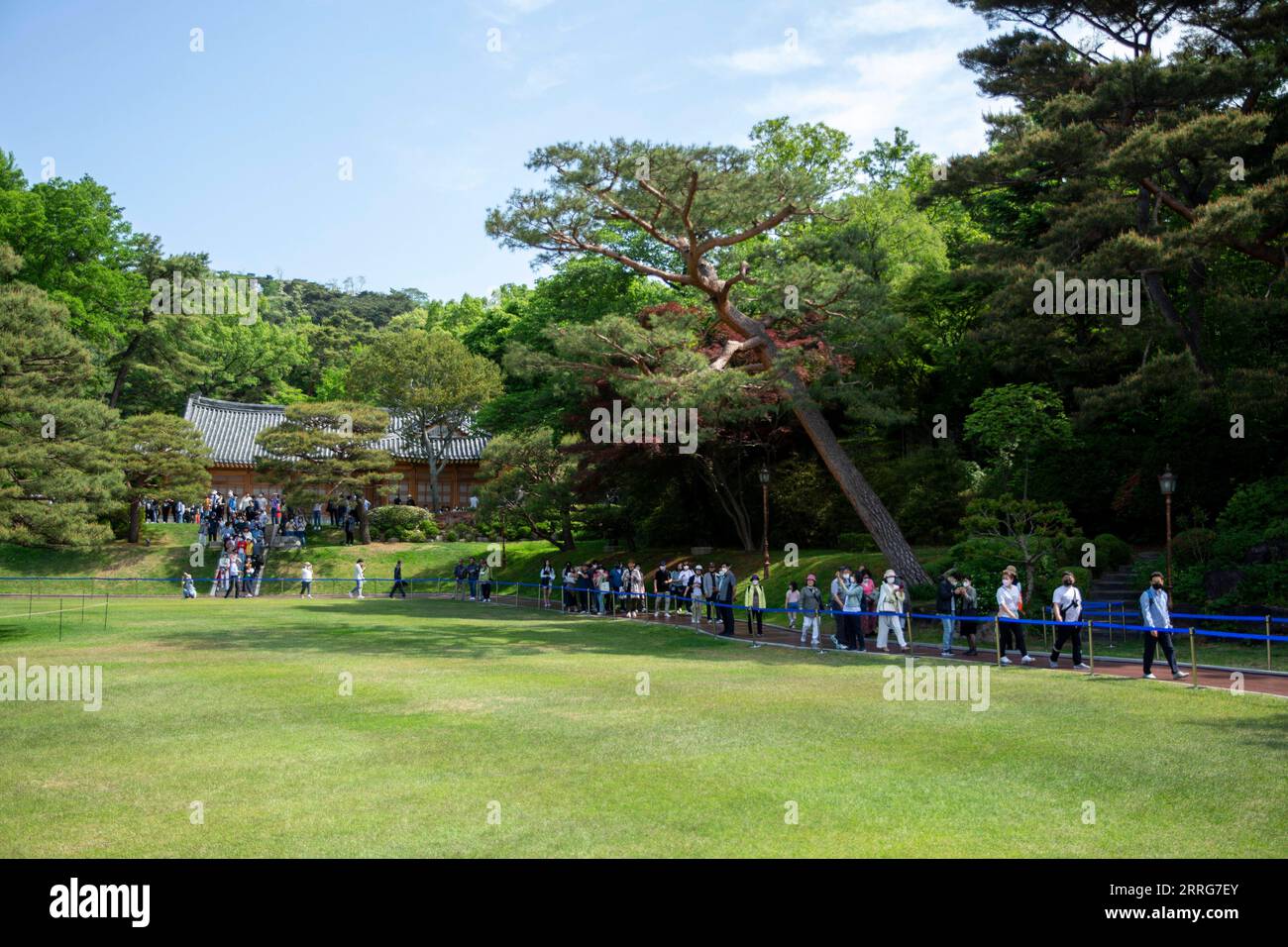 220512 -- SÉOUL, le 12 mai 2022 -- visite du jardin Nokjiwon de Cheong Wa DAE à Séoul, Corée du Sud, le 12 mai 2022. Cheong Wa DAE a ouvert au public mardi, mettant fin à son rôle de site pour le bureau présidentiel. CORÉE DU SUD-SÉOUL-CHEONG WA DAE-TOURISTES WANGXYILIANG PUBLICATIONXNOTXINXCHN Banque D'Images