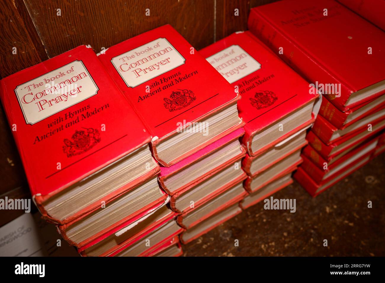 Livres de prières empilés dans l'église Banque D'Images