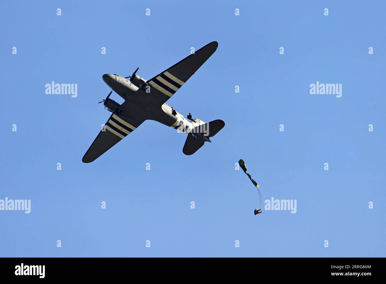 Parachute drop englobant des parachutistes sautant dans des répliques de marquises rondes de la Seconde Guerre mondiale depuis un Douglas Dakota DC-3 au Cosby Victory Show 2023 Banque D'Images