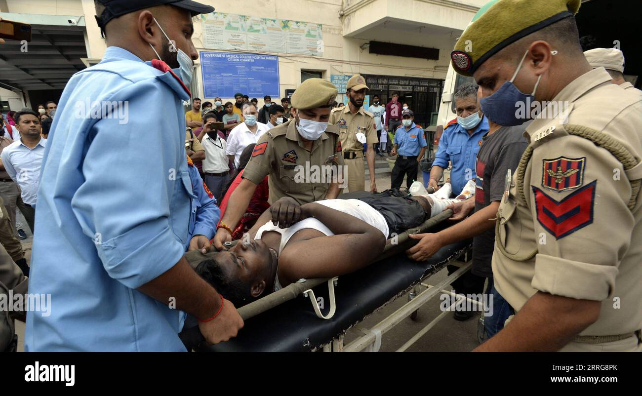 Indien, Brand in einem bus in Jammu, Kaschmir 220513 -- JAMMU, le 13 mai 2022 -- un passager blessé est transporté à un hôpital pour y être soigné à Jammu, la capitale hivernale du Cachemire contrôlé par l'Inde, le 13 mai 2022. Au moins quatre pèlerins ont été tués et 24 autres ont été brûlés vendredi après qu'un bus les transportant a pris feu dans le Cachemire contrôlé par l'Inde, a déclaré la police. Str/Xinhua KASHMIR-JAMMU-BUS INCENDIE NitinxKanotra PUBLICATIONxNOTxINxCHN Banque D'Images