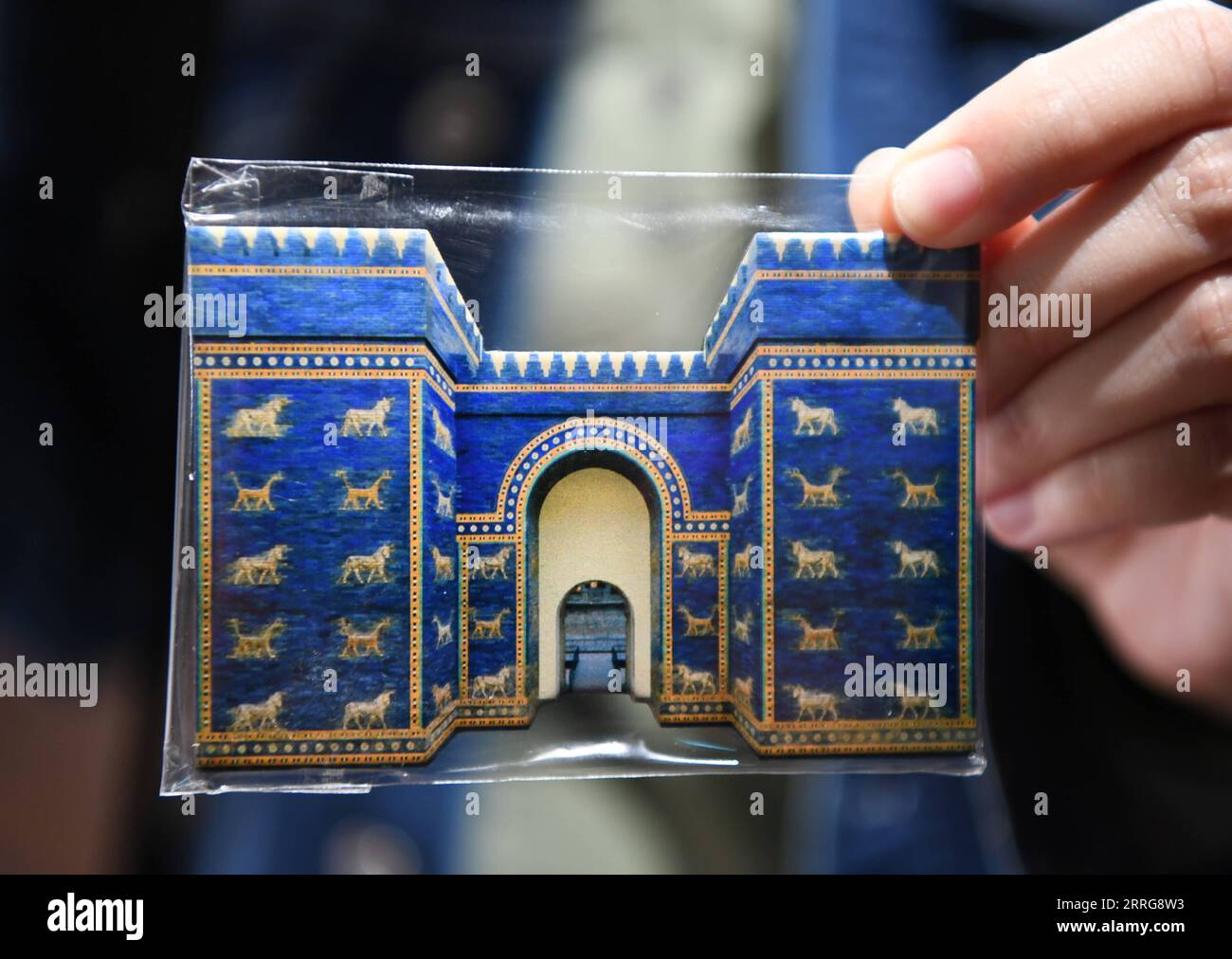 220514 -- BERLIN, le 14 mai 2022 -- une photo prise le 13 mai 2022 montre un autocollant de réfrigérateur Ishtar Gate au Musée Pergame à Berlin, capitale de l'Allemagne. ALLEMAGNE-BERLIN-MUSÉE DE PERGAME-ISHTAR GATE RENXPENGFEI PUBLICATIONXNOTXINXCHN Banque D'Images