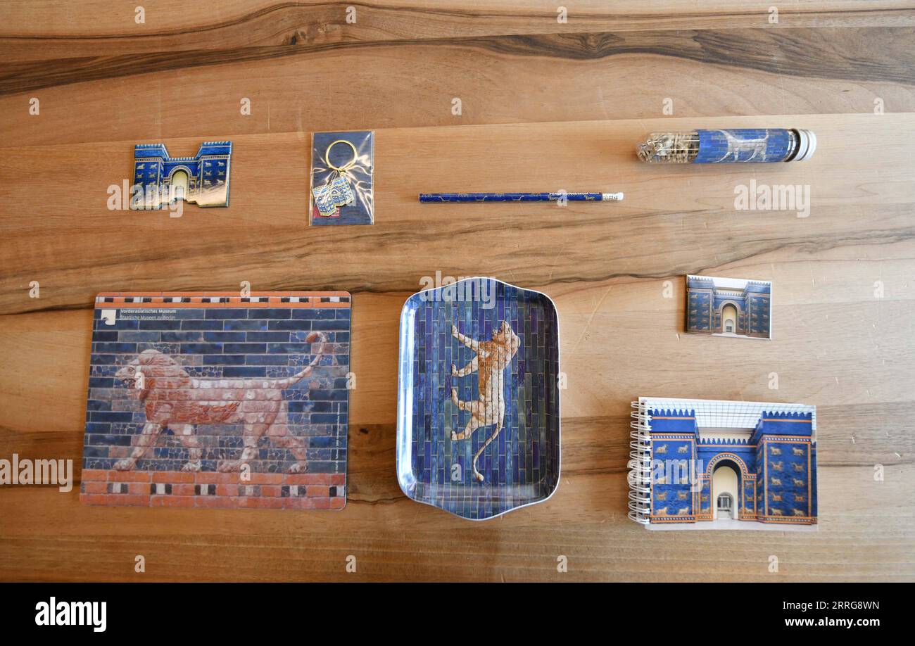 220514 -- BERLIN, le 14 mai 2022 -- une photo prise le 13 mai 2022 montre des produits culturels et créatifs de la porte Ishtar au Musée Pergame à Berlin, capitale de l'Allemagne. ALLEMAGNE-BERLIN-MUSÉE DE PERGAME-ISHTAR GATE RENXPENGFEI PUBLICATIONXNOTXINXCHN Banque D'Images