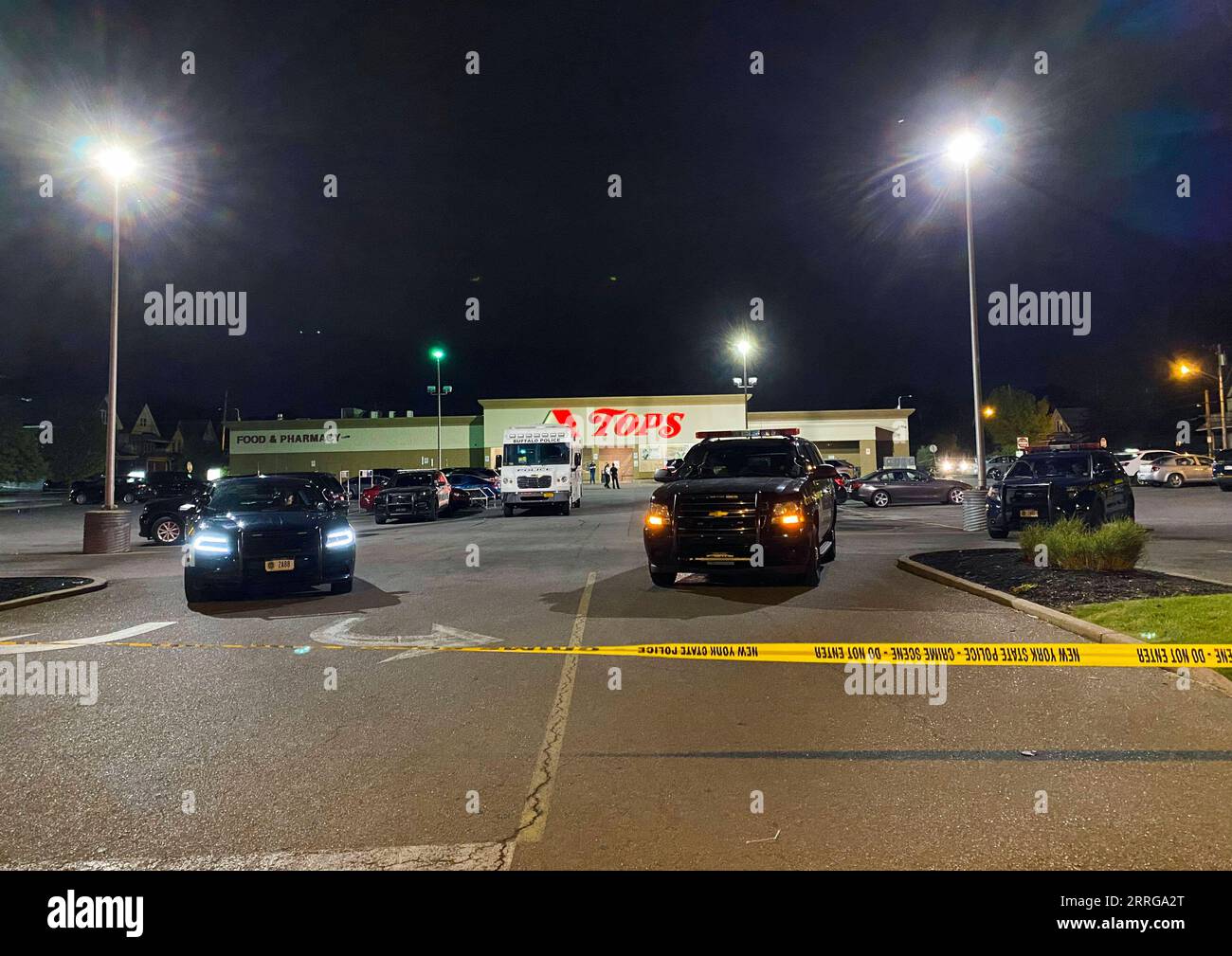 220515 -- BUFFALO, 15 mai 2022 -- une photo prise avec un téléphone portable le 15 mai 2022 montre des policiers travaillant sur les lieux d'une fusillade de masse à Buffalo, dans l'État de New York, aux États-Unis. Un tireur blindé a tué dix personnes et en a blessé trois dans un supermarché à Buffalo, dans l’État de New York, samedi, selon les responsables locaux de l’application de la loi. Photo de /Xinhua U.S.-NEW YORK-BUFFALO-MASS SHOOTING ZhangxJie PUBLICATIONxNOTxINxCHN Banque D'Images