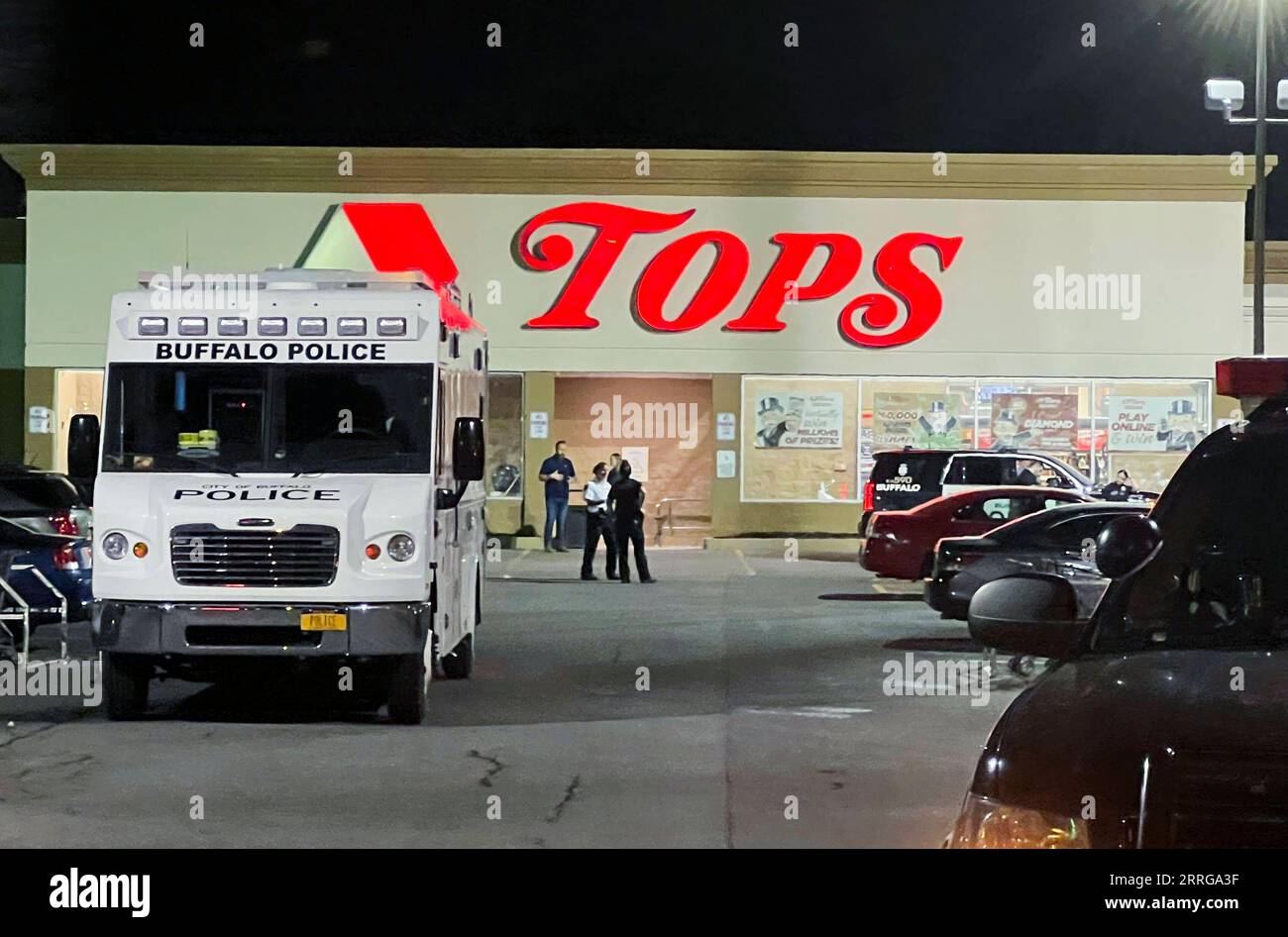 220515 -- BUFFALO, 15 mai 2022 -- une photo prise avec un téléphone portable le 15 mai 2022 montre des policiers travaillant sur les lieux d'une fusillade de masse à Buffalo, dans l'État de New York, aux États-Unis. Un tireur blindé a tué dix personnes et en a blessé trois dans un supermarché à Buffalo, dans l’État de New York, samedi, selon les responsables locaux de l’application de la loi. Photo de /Xinhua U.S.-NEW YORK-BUFFALO-MASS SHOOTING ZhangxJie PUBLICATIONxNOTxINxCHN Banque D'Images