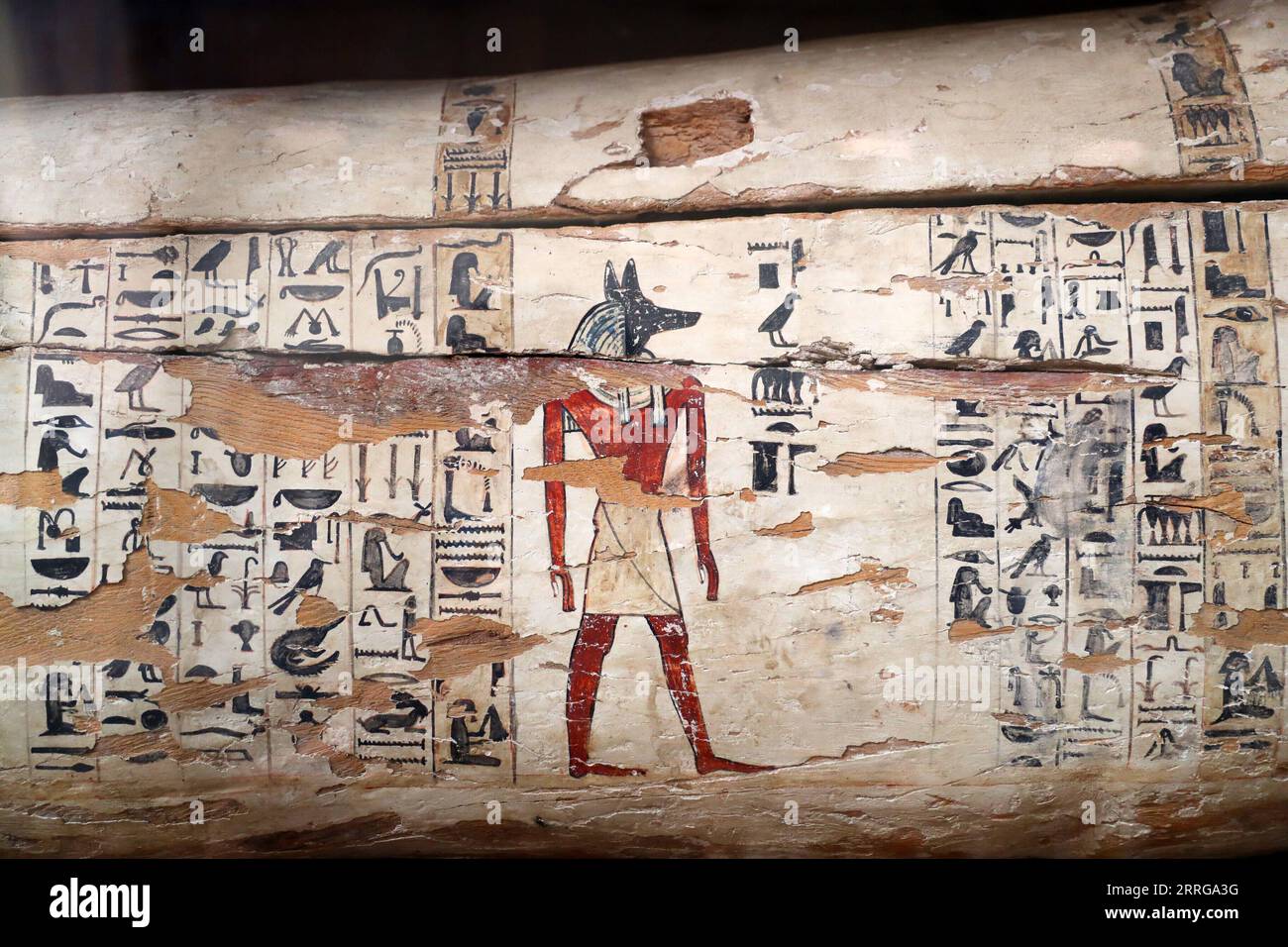 220515 -- LE CAIRE, 15 mai 2022 -- la photo prise le 14 mai 2022 montre un cercueil de momie peint avec dieu Anubis au Musée égyptien du Caire, en Égypte. En tant que divinité funéraire, Anubis est associé à la momification, aux rituels funéraires et au cimetière dans le mythe égyptien antique, généralement représenté comme un canin noir, ou un homme avec tête de canin. Il peut être trouvé à un grand nombre d'antiquités pharaoniques au Musée égyptien mondialement connu. ÉGYPTE-CAIRE-MUSÉE ÉGYPTIEN-ANUBIS SuixXiankai PUBLICATIONxNOTxINxCHN Banque D'Images