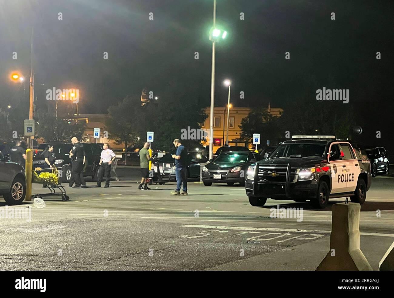 220515 -- BUFFALO, 15 mai 2022 -- une photo prise avec un téléphone portable le 15 mai 2022 montre des policiers travaillant sur les lieux d'une fusillade de masse à Buffalo, dans l'État de New York, aux États-Unis. Un tireur blindé a tué dix personnes et en a blessé trois dans un supermarché à Buffalo, dans l’État de New York, samedi, selon les responsables locaux de l’application de la loi. Photo de /Xinhua U.S.-NEW YORK-BUFFALO-MASS SHOOTING ZhangxJie PUBLICATIONxNOTxINxCHN Banque D'Images