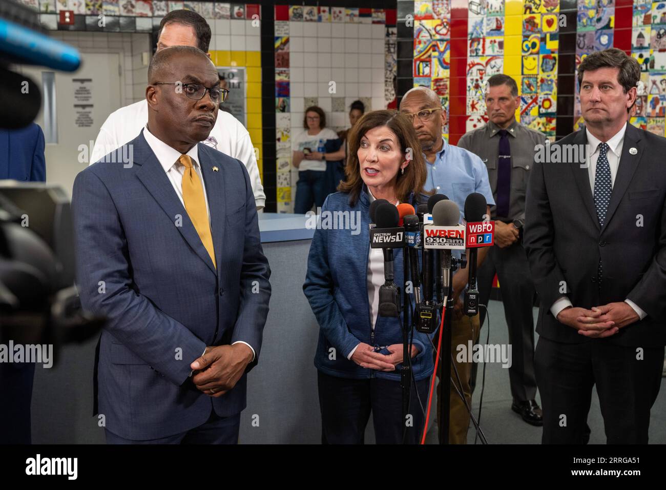 220515 -- BUFFALO, le 15 mai 2022 -- Kathy Hochul C, gouverneure de New York, tient un point de presse sur une fusillade de masse à Buffalo, dans l'État de New York, aux États-Unis, le 14 mai 2022. Un tireur blindé a tué dix personnes et en a blessé trois dans un supermarché à Buffalo, dans l’État de New York, samedi, selon les responsables locaux de l’application de la loi. /Bureau du gouverneur Kathy Hochul/document via Xinhua U.S.-NEW YORK-BUFFALO-MASS SHOOTING DarrenxMcGee PUBLICATIONxNOTxINxCHN Banque D'Images