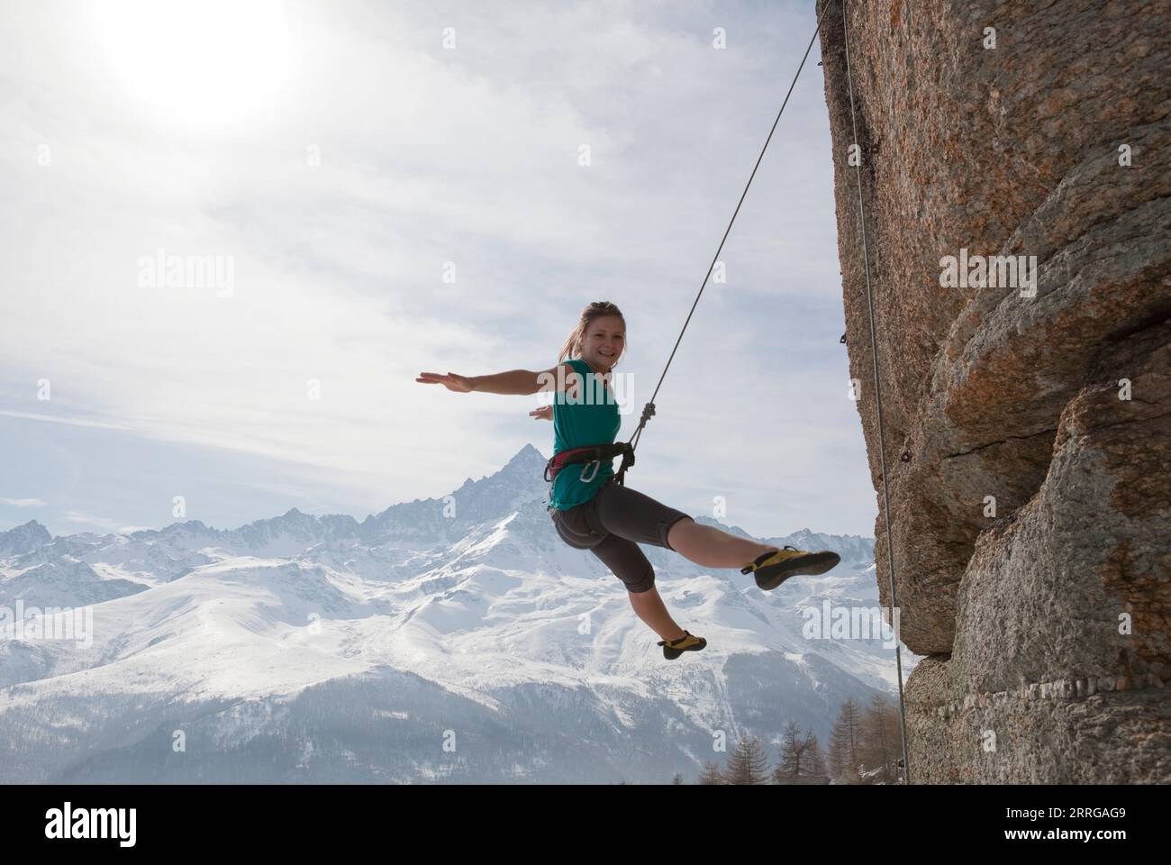 Jeune femme pend de corde sur la crête de montagne Banque D'Images