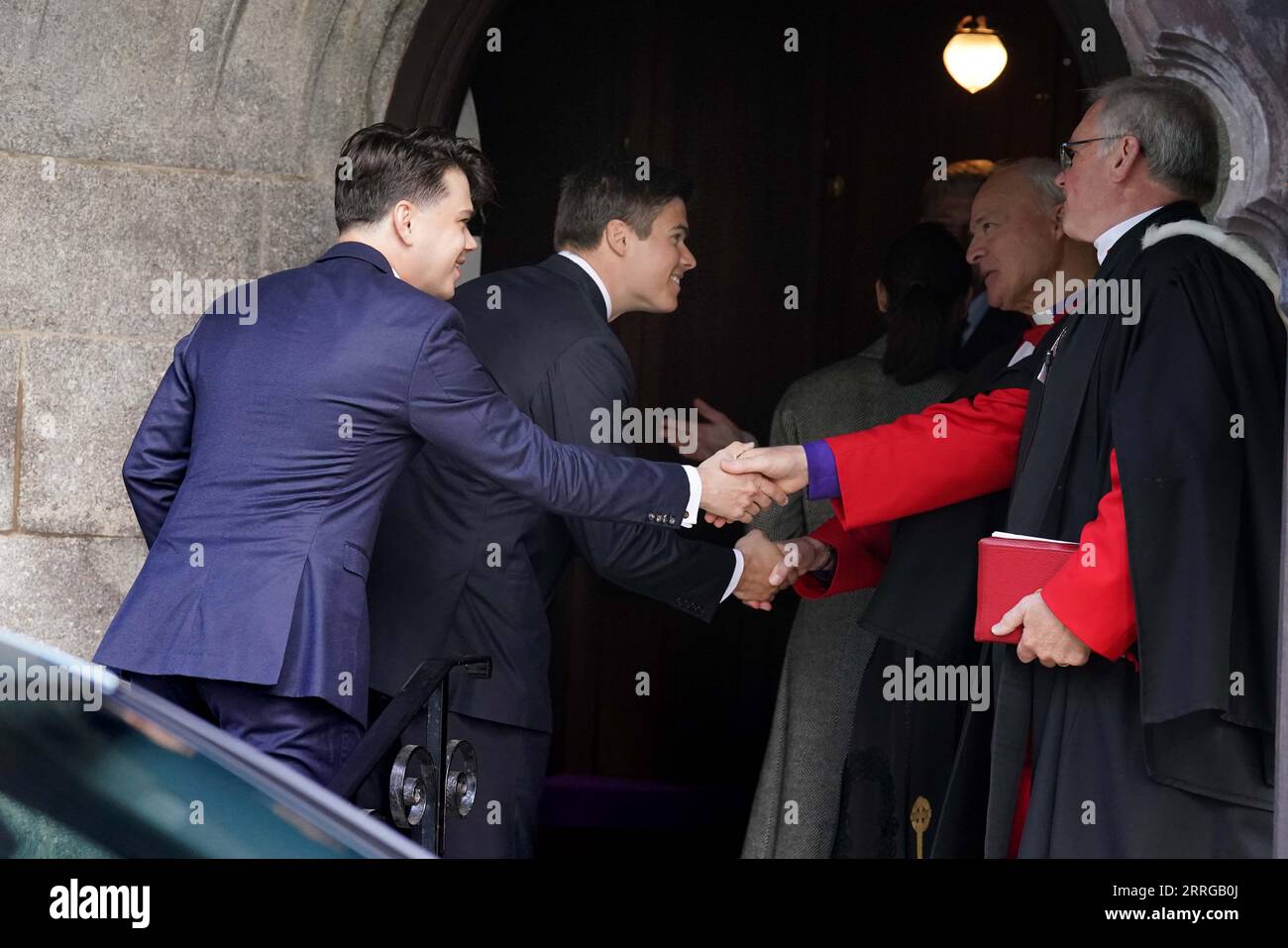 Samuel et Arthur Chatto arrivent à l'église paroissiale de Crathie, près de Balmoral, pour un service religieux, à l'occasion du premier anniversaire de la mort de la reine Elizabeth II Date de la photo : Vendredi 8 septembre 2023. Banque D'Images