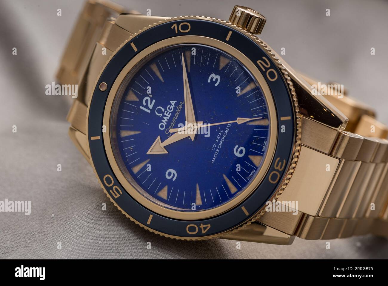 Omega Seamaster 300 en métaux précieux avec cadran Lapis Lazuli Banque D'Images