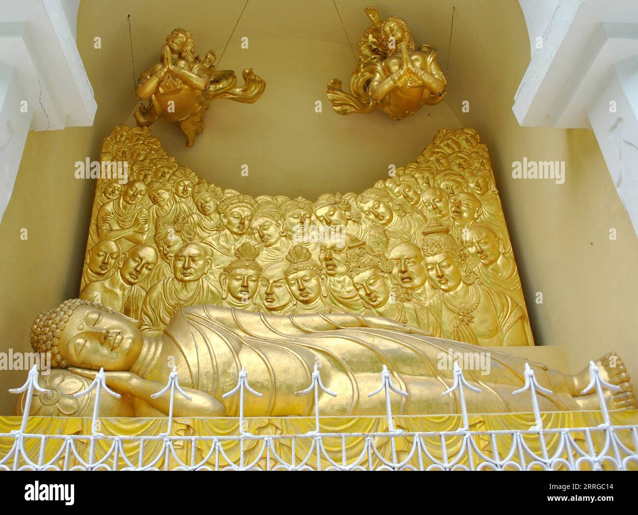 Magnifique Bouddha doré du Seigneur endormi Banque D'Images