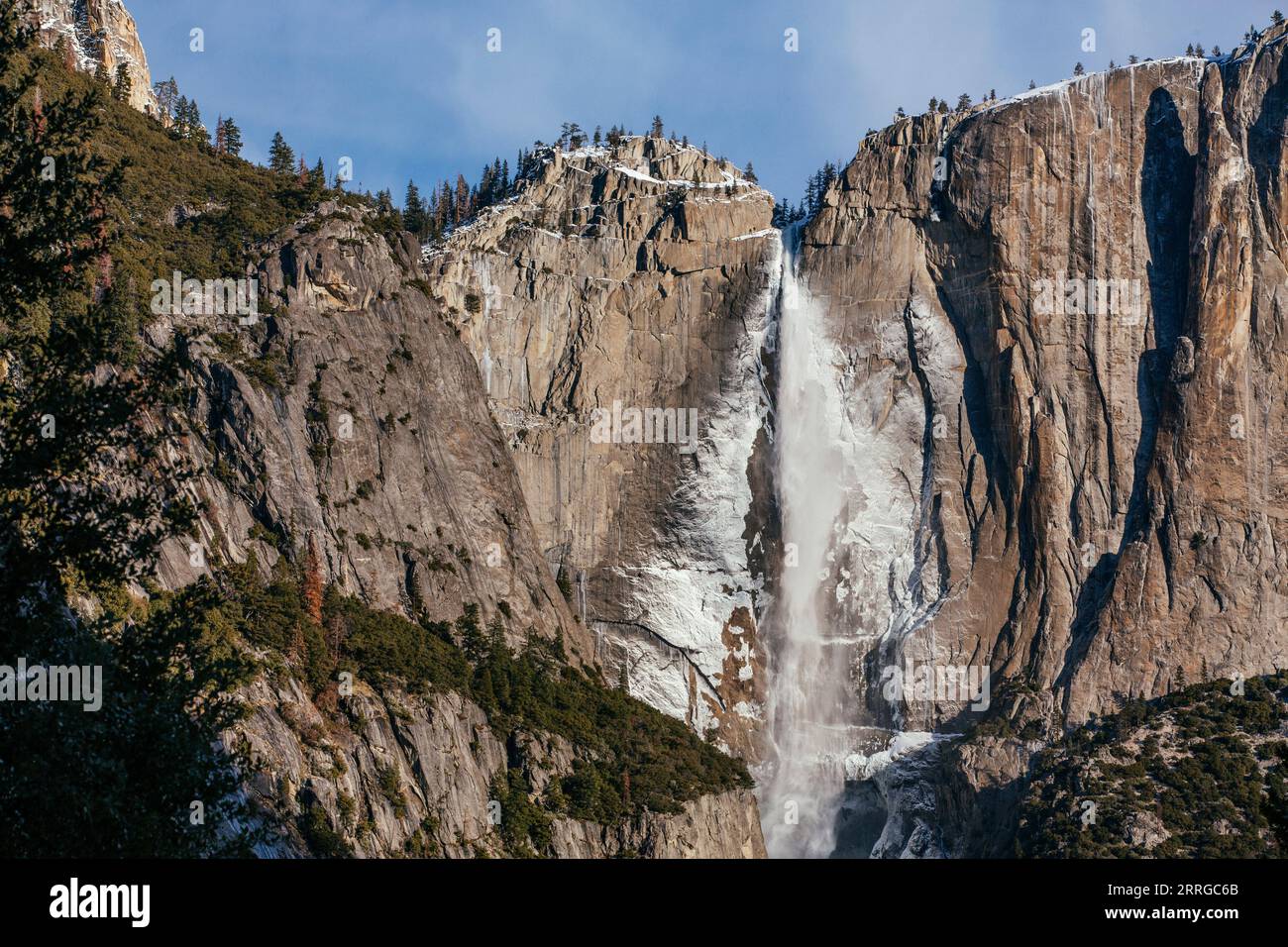 Spray gelé sur Upper Yosemite Falls dans le parc national de Yosemite. Banque D'Images