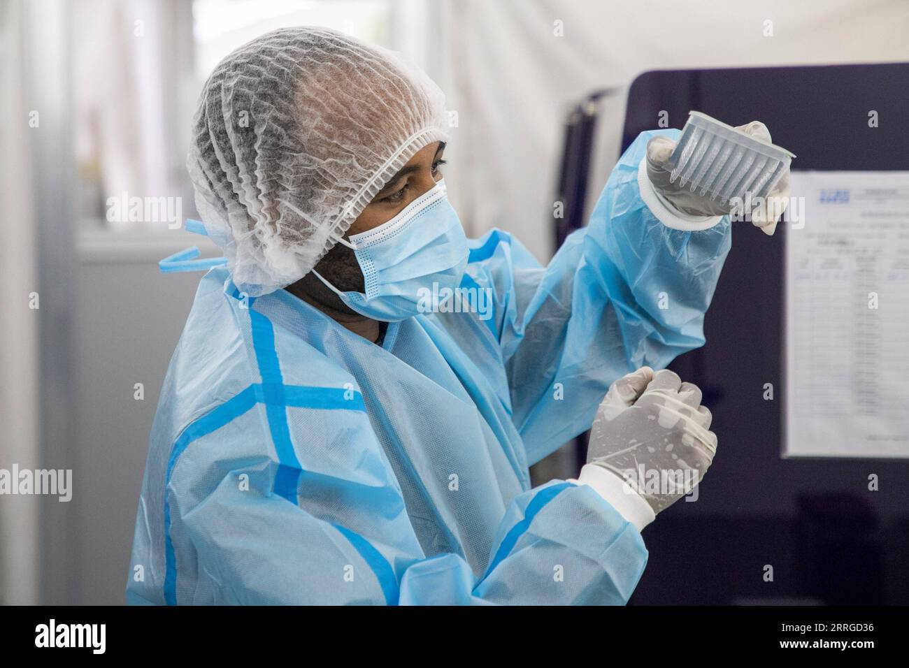 220517 -- ADDIS-ABEBA, 17 mai 2022 -- une photo prise le 4 mai 2022 montre Kominist Asmamaw, ingénieur de laboratoire biologique à BGI Health Ethiopia, travaillant dans le laboratoire gonflable de test COVID-19 Huo-yan Air Lab à l'aéroport international de Bole d'Addis-Abeba, en Éthiopie. BGI Health Ethiopia, une filiale du géant chinois de la biotechnologie, BGI Genomics Co., Ltd., a été acclamée pour ses efforts de transfert de technologie et de connaissances visant à propulser la lutte de l Éthiopie contre la pandémie de COVID-19. POUR ALLER AVEC la caractéristique : une entreprise chinoise remporte une reconnaissance pour ses efforts de transfert de technologie pour conduire la lutte de l'Ethiopie contre C. Banque D'Images