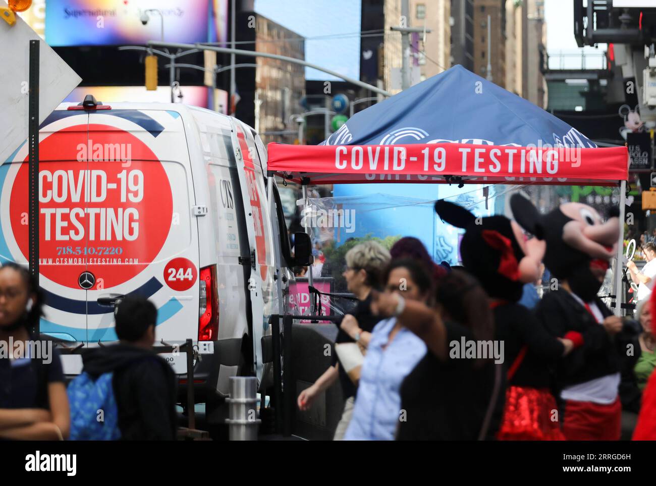 220518 -- NEW YORK, le 18 mai 2022 -- Un site de test du COVID-19 est vu sur Times Square à New York, aux États-Unis, le 17 mai 2022. U.S.-NEW YORK-TIMES SQUARE WangxYing PUBLICATIONxNOTxINxCHN Banque D'Images