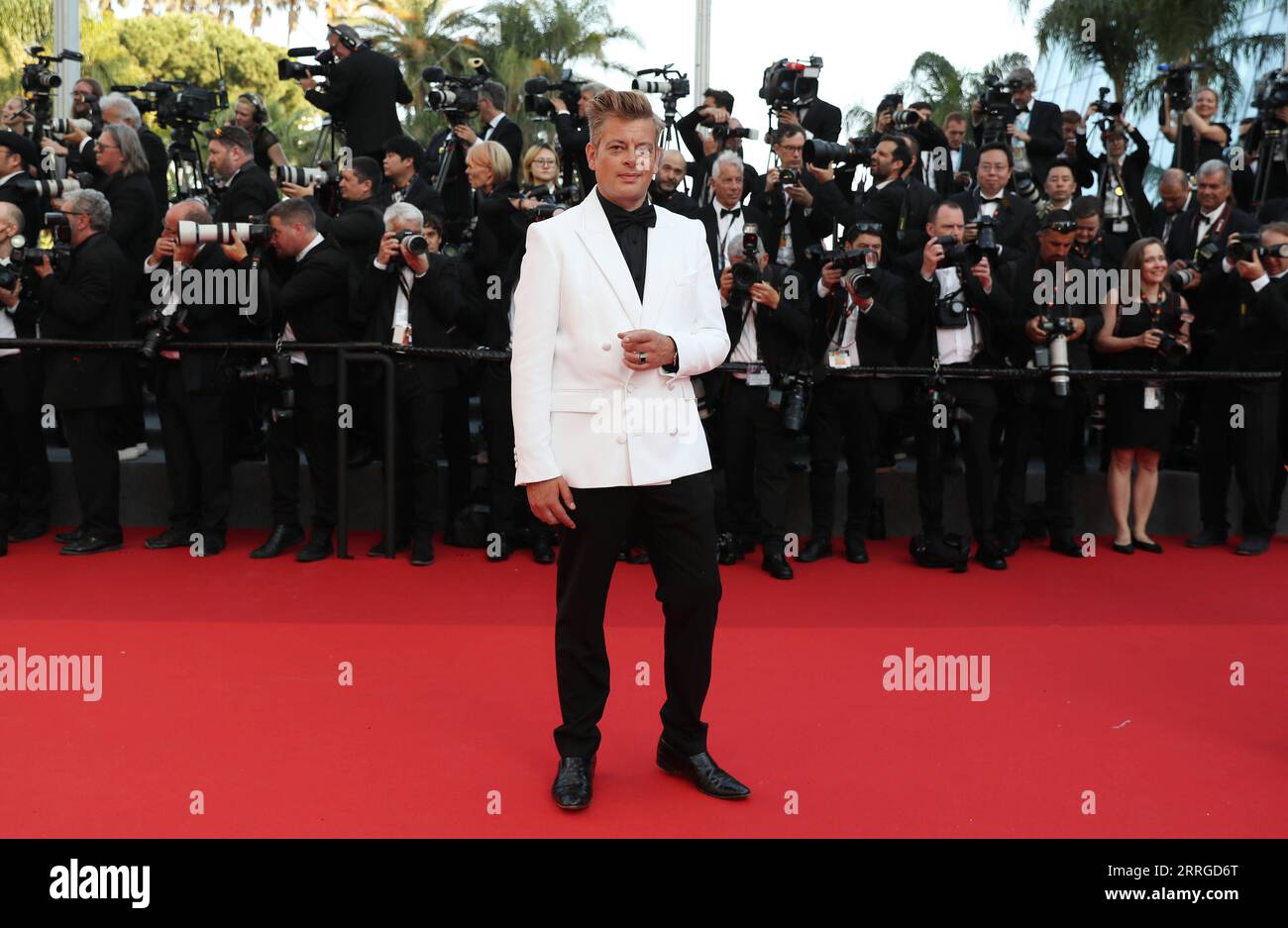 220518 -- CANNES, le 18 mai 2022 -- Benjamin Biolay, membre du jury un certain regard, arrive avant la cérémonie d'ouverture de la 75e édition du Festival de Cannes à Cannes, dans le sud de la France, le 17 mai 2022. La 75e édition du Festival de Cannes a débuté ici mardi. FRANCE-CANNES-FESTIVAL-CÉRÉMONIE D'OUVERTURE GAOXJING PUBLICATIONXNOTXINXCHN Banque D'Images