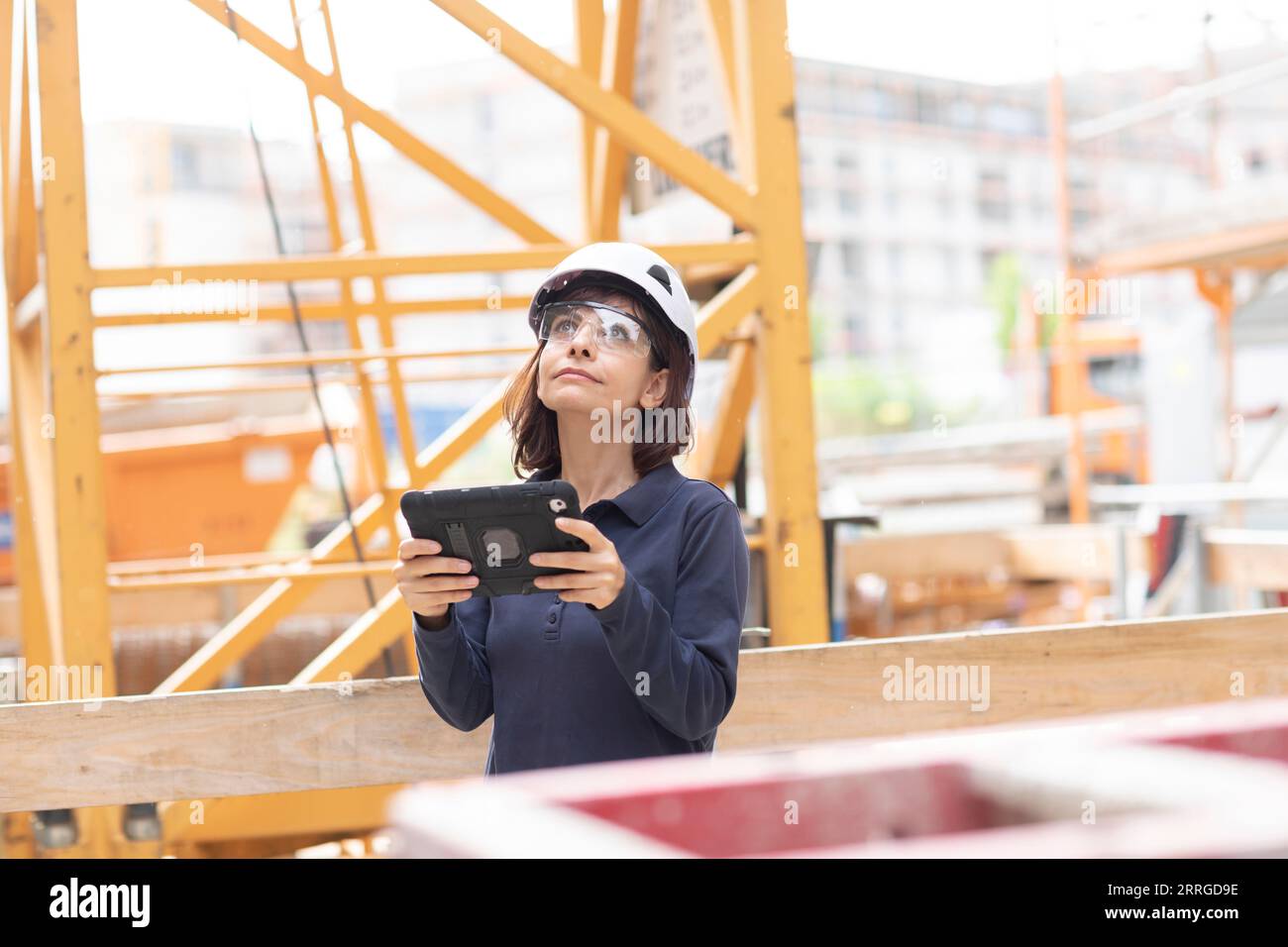 technicien femme vérifiant avec une tablette le travail Banque D'Images