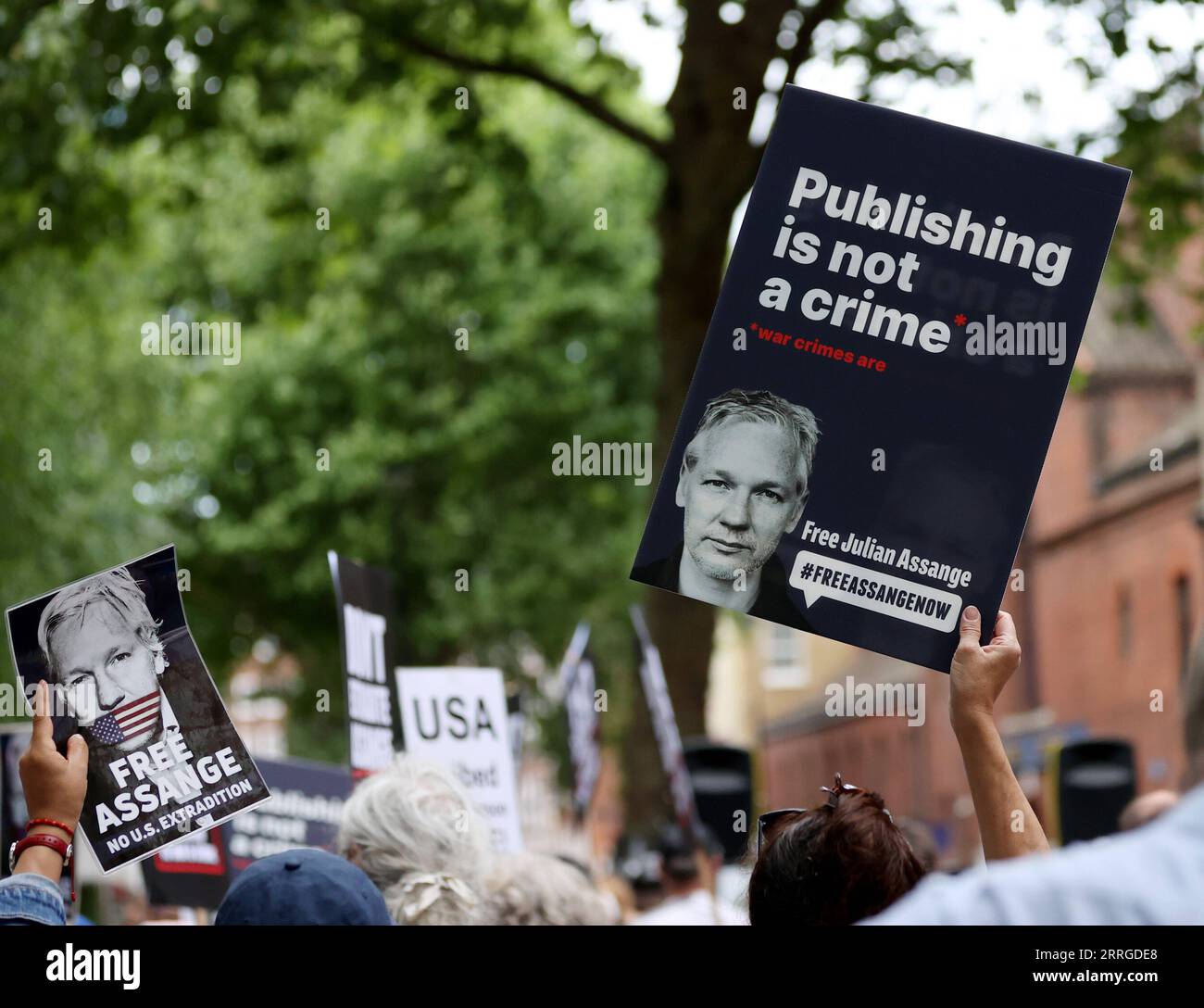 220518 -- LONDRES, le 18 mai 2022 -- des partisans de Julian Assange sont vus devant le Home Office britannique à Londres, le 17 mai 2022. Des centaines de personnes se sont rassemblées devant le Home Office britannique mardi pour protester contre l’extradition du fondateur de WikiLeaks Julian Assange vers les États-Unis, la dénonçant comme politiquement motivée et comme une grave menace pour la liberté de la presse. BRITAIN-LONDRES-ASSANGE-PROTEST LixYing PUBLICATIONxNOTxINxCHN Banque D'Images
