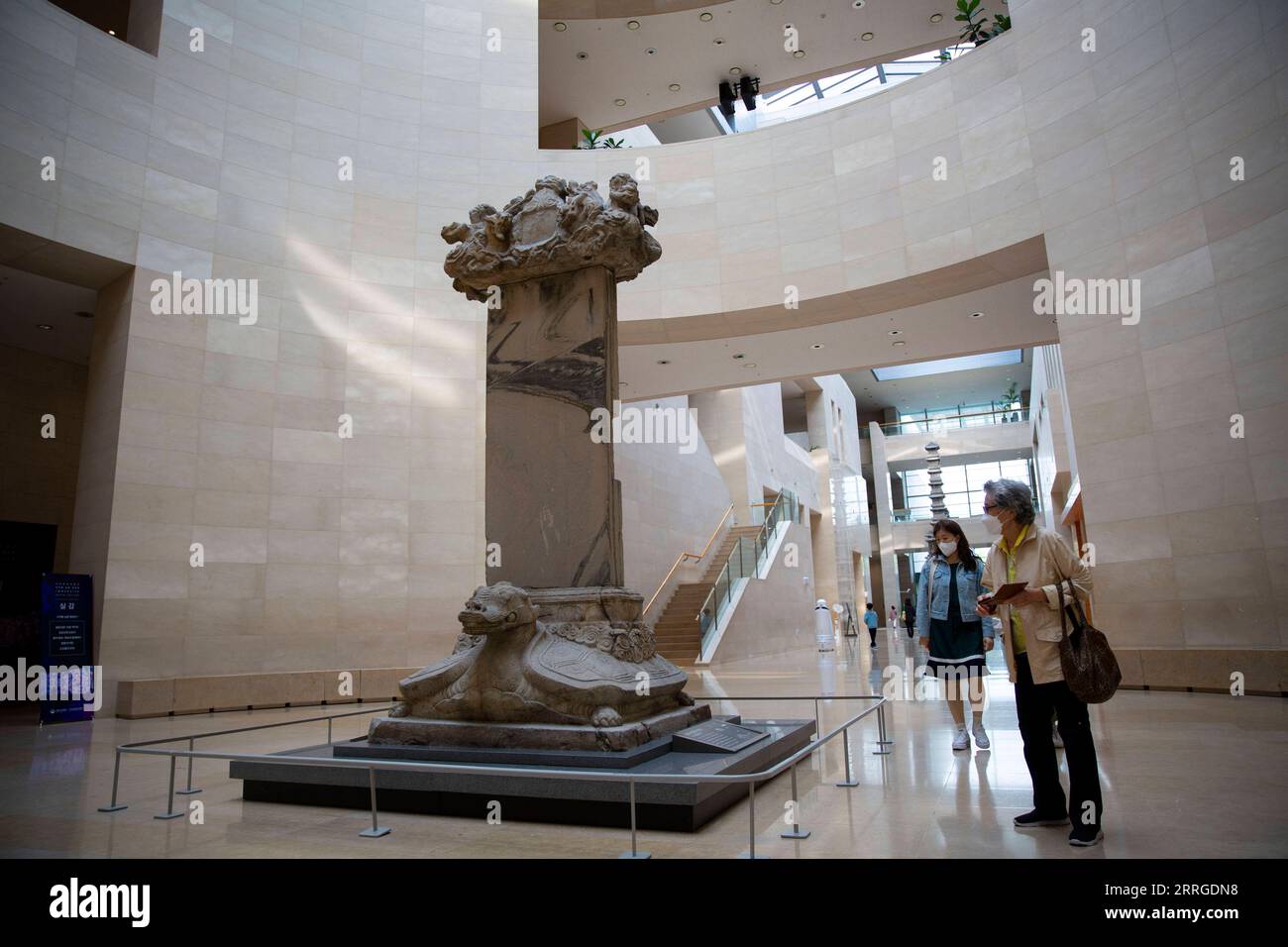 220518 -- SÉOUL, le 18 mai 2022 -- visite du Musée national de Corée à Séoul, en Corée du Sud, le 18 mai 2022. Le Musée national de Corée abrite une vaste collection d'artefacts de l'Antiquité à l'époque moderne dans un large éventail de sujets, y compris l'art et la culture. CORÉE DU SUD-SÉOUL-NATIONAL MUSEUM OF KOREA WANGXYILIANG PUBLICATIONXNOTXINXCHN Banque D'Images