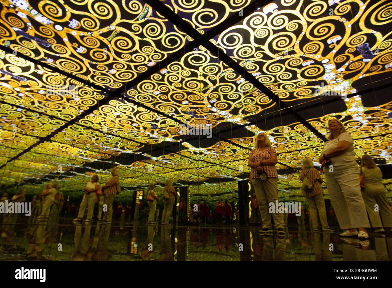 220518 -- AMSTERDAM, le 18 mai 2022 -- des œuvres d'art numériques sont présentées dans une salle miroir à la fabrique des Lumières à Amsterdam, pays-Bas, le 18 mai 2022. Utilisant une technologie de pointe avec des projections lumineuses et de la musique, fabrique des Lumières propose des expositions immersives d’artistes classiques, modernes et contemporains. Le programme inaugural des expositions comprend des expositions présentant des œuvres numérisées des artistes de renom Gustav Klimt et Friedensreich Hundertwasser ainsi que des créations contemporaines Journey and Memories. Photo de /Xinhua THE NETHERLANDS-AMSTERDAM-FABRIQUE DES LUMIÈRES-E. Banque D'Images