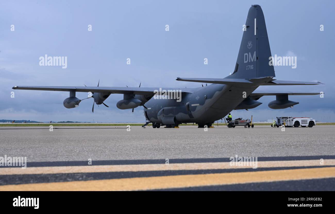 Un HC-130J combat King II de l'US Air Force est préparé pour des opérations de vol de routine à Louisville, Kentucky, le 6 septembre 2023. Photo par Abbey Rieves Banque D'Images