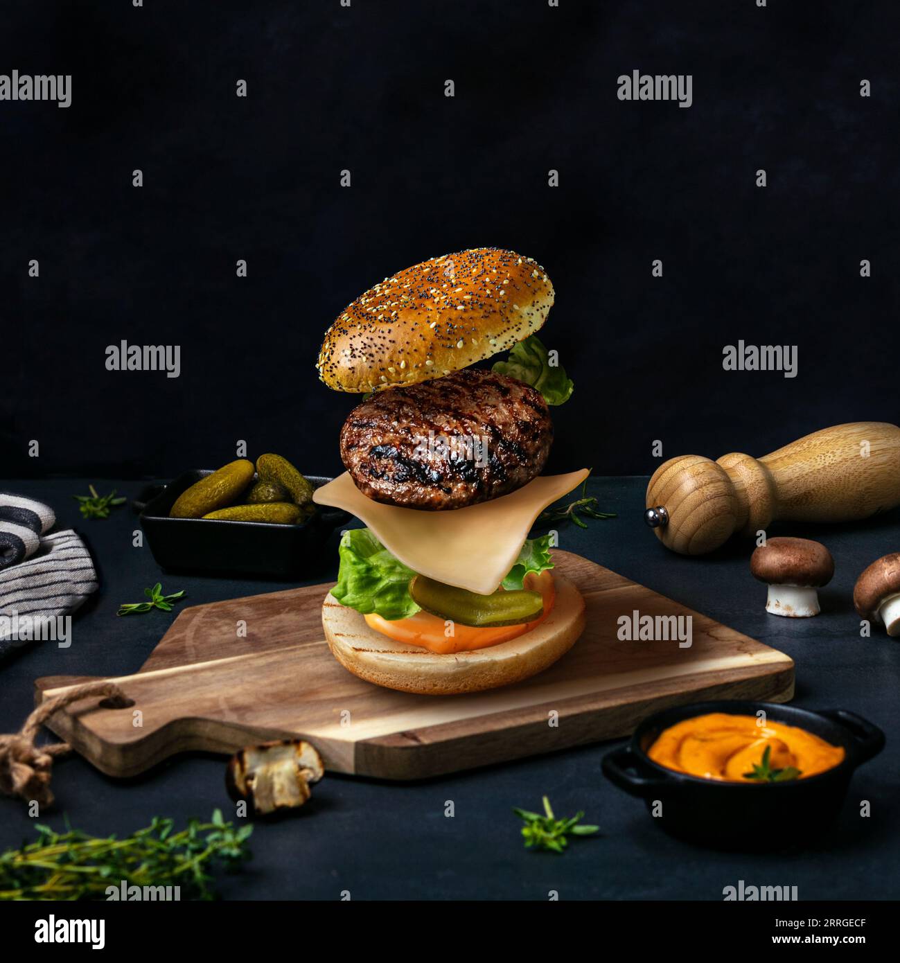 Hamburger américain sur bois. Style alimentaire. La lévitation alimentaire Banque D'Images