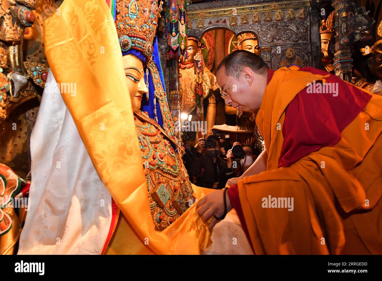 220519 -- LHASSA, 19 mai 2022 -- Panchen Erdeni chos-kyi rGyal-po présente hadas -- foulards de soie utilisés pour exprimer le respect et les salutations -- à des statues bouddhistes, dans le temple Jokhang à Lhassa, capitale de la région autonome du Tibet du sud-ouest de la Chine, le 18 mai 2022. Panchen Erdeni chos-kyi rGyal-po, membre du Comité permanent du Comité national de la Conférence consultative politique du peuple chinois, vice-président de l Association bouddhiste de Chine et président de la branche tibétaine de l association, a assisté mercredi à des activités religieuses au temple Jokhang à Lhassa. CH Banque D'Images