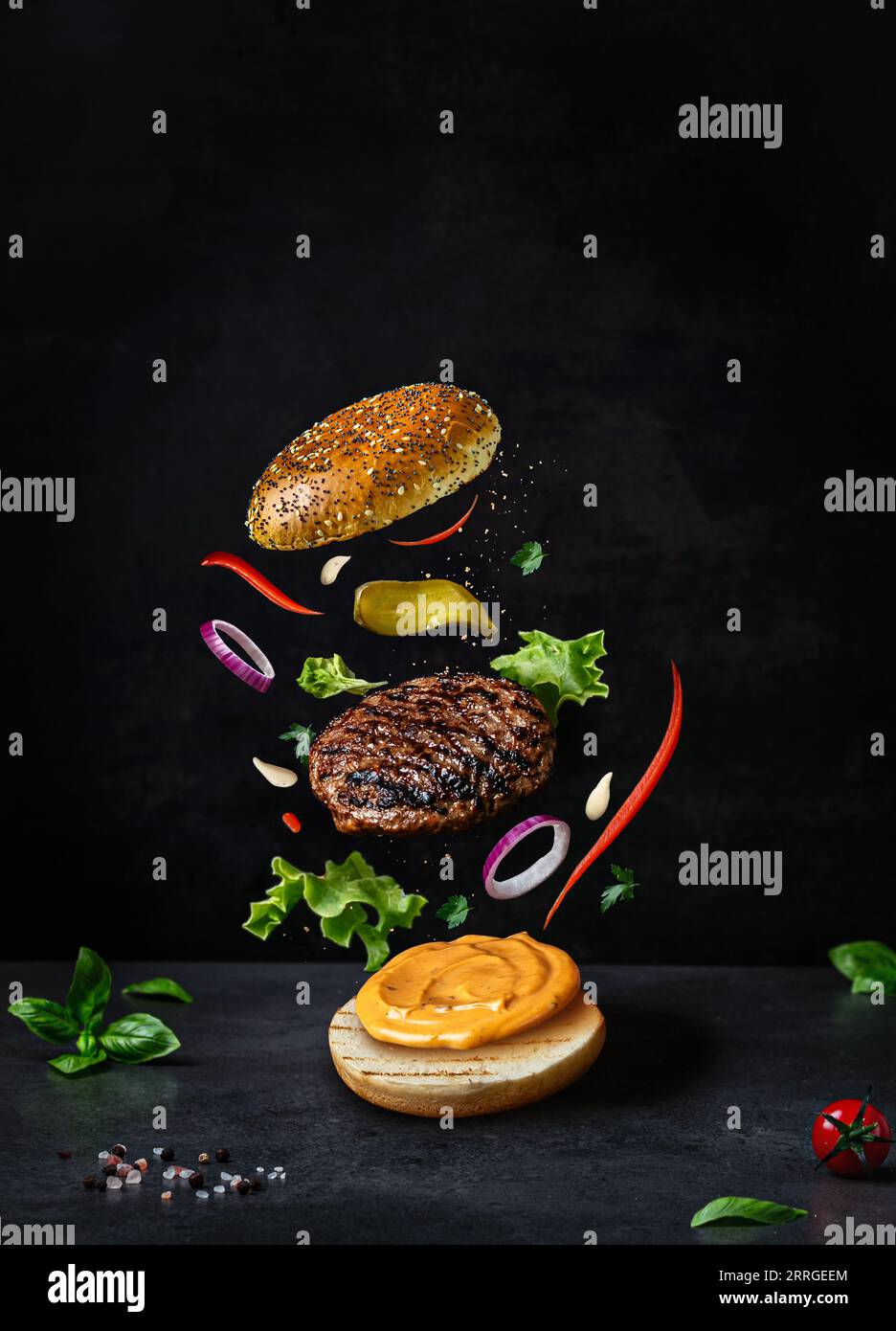 Hamburger avec du bœuf sur fond noir. concept moderne de lévitation Banque D'Images