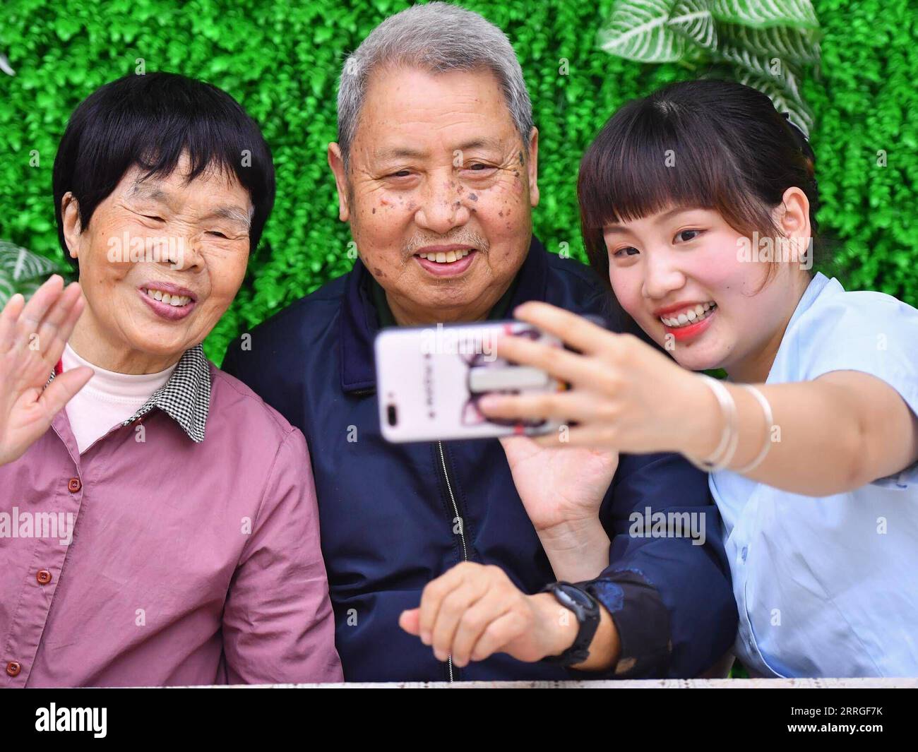 220519 -- XIANGTAN, le 19 mai 2022 -- Liu Meng R enseigne aux personnes âgées à filmer une vidéo avec un téléphone intelligent dans un centre de services de soins aux personnes âgées du district de Yuhu de la ville de Xiangtan, province du Hunan au centre de la Chine, le 17 mai 2022. Liu Meng, née en 1997, est une infirmière de soins aux personnes âgées dans le district de Yuhu. Elle travaille dans ce domaine depuis 5 ans. Avec d'autres personnels infirmiers, Liu accompagne plus de 100 personnes âgées, leur fournissant des activités de loisirs et des soins de santé. Elle a également participé à divers cours de formation et concours en soins aux personnes âgées pour se professionnaliser Banque D'Images