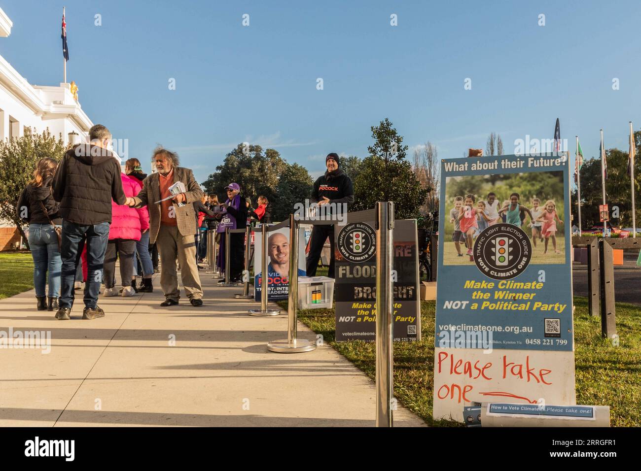 220521 -- CANBERRA, le 21 mai 2022 -- les électeurs font la queue pour voter au bureau de vote de l'Old Parliament House à Canberra, Australie, le 21 mai 2022. Les élections fédérales australiennes ont débuté samedi matin dans tout le pays, où la Coalition ou le Parti travailliste doivent obtenir une majorité dans une compétition serrée. Photo de /Xinhua AUSTRALIA-CANBERRA-FEDERAL ELECTION ChuxChen PUBLICATIONxNOTxINxCHN Banque D'Images