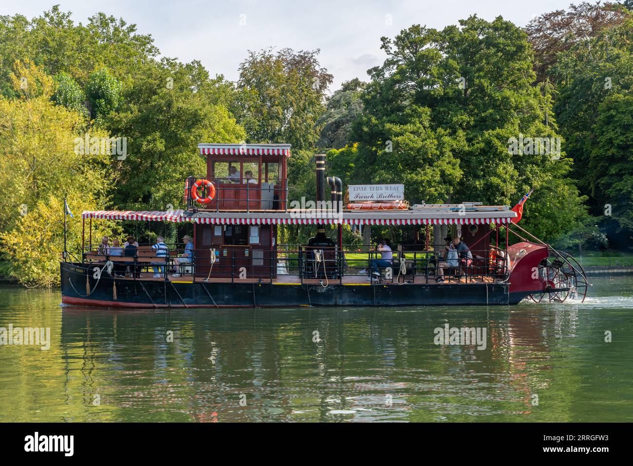 Excursion en bateau sur la Tamise au départ de Runnymede sur le Lucy Fisher, réplique du bateau à aubes victorien, Surrey, Angleterre, Royaume-Uni Banque D'Images