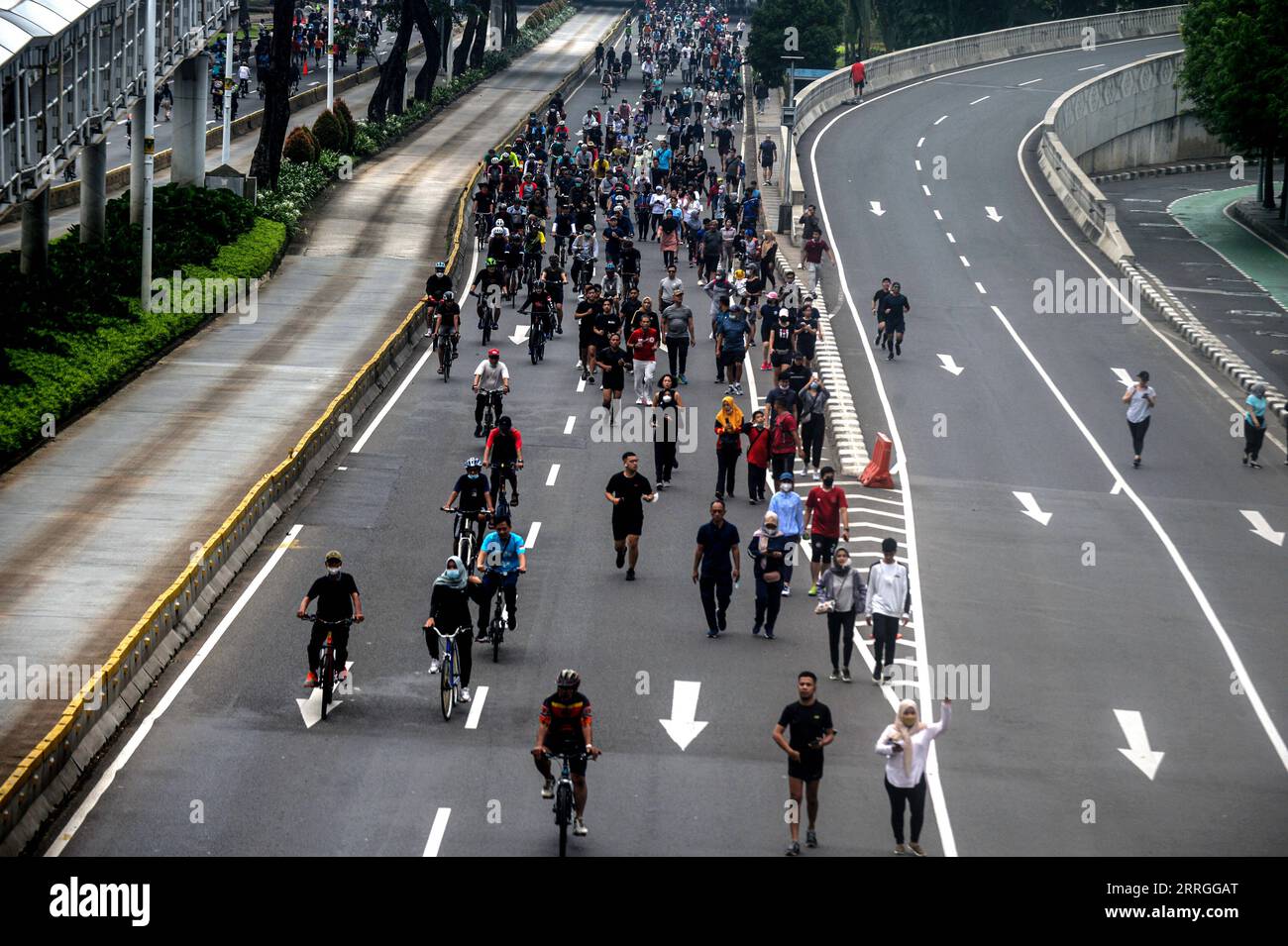 220522 -- JAKARTA, le 22 mai 2022 -- des personnes participent à la Journée sans voiture à Jakarta, Indonésie, le 22 mai 2022. L’événement car Free Day s’est tenu dans un contexte d’assouplissement des restrictions COVID-19, avec des masques qui ne doivent pas être portés à l’extérieur. Photo de /Xinhua INDONESIA-JAKARTA-COVID-19-JOUR SANS VOITURE-ROUVRIR AgungxKuncahyaxB. PUBLICATIONxNOTxINxCHN Banque D'Images