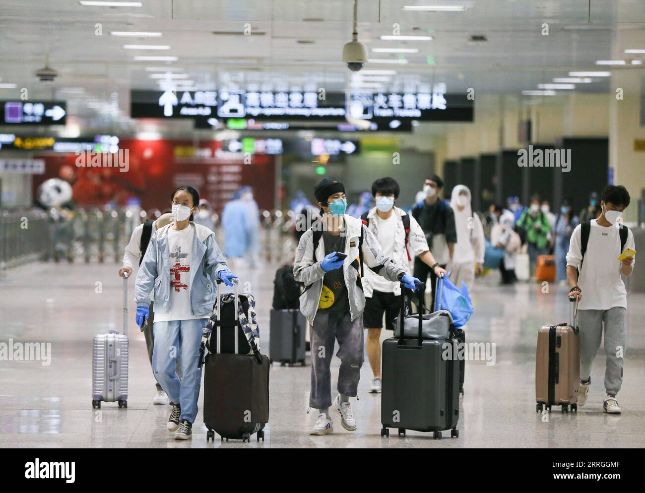 220522 -- SHANGHAI, le 22 mai 2022 -- les passagers empruntant le transit ferroviaire arrivent à la gare de Hongqiao à Shanghai, dans l'est de la Chine, le 22 mai 2022. Shanghai a commencé à reprendre les transports publics interdistricts à partir de dimanche. Le service de transport sur quatre lignes de métro et 273 lignes de bus a repris dimanche, couvrant les zones urbaines centrales et les aéroports, les gares et les hôpitaux de la ville. Les passagers ne sont autorisés à utiliser le système de transport public que s'ils ont des certificats de résultats négatifs pour les tests d'acide nucléique effectués dans les 48 heures. CHINE-SHANGHAI-TRANSPORTS PUBLICS-REPRISE Banque D'Images