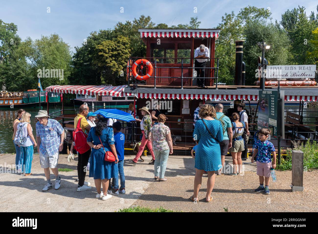 Excursion en bateau sur la Tamise au départ de Runnymede sur le Lucy Fisher, réplique du bateau à aubes victorien, Surrey, Angleterre, Royaume-Uni Banque D'Images