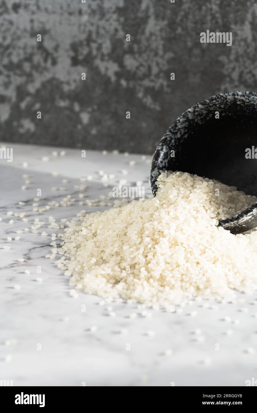 riz biologique cru frais dans un gobelet en plastique Banque D'Images