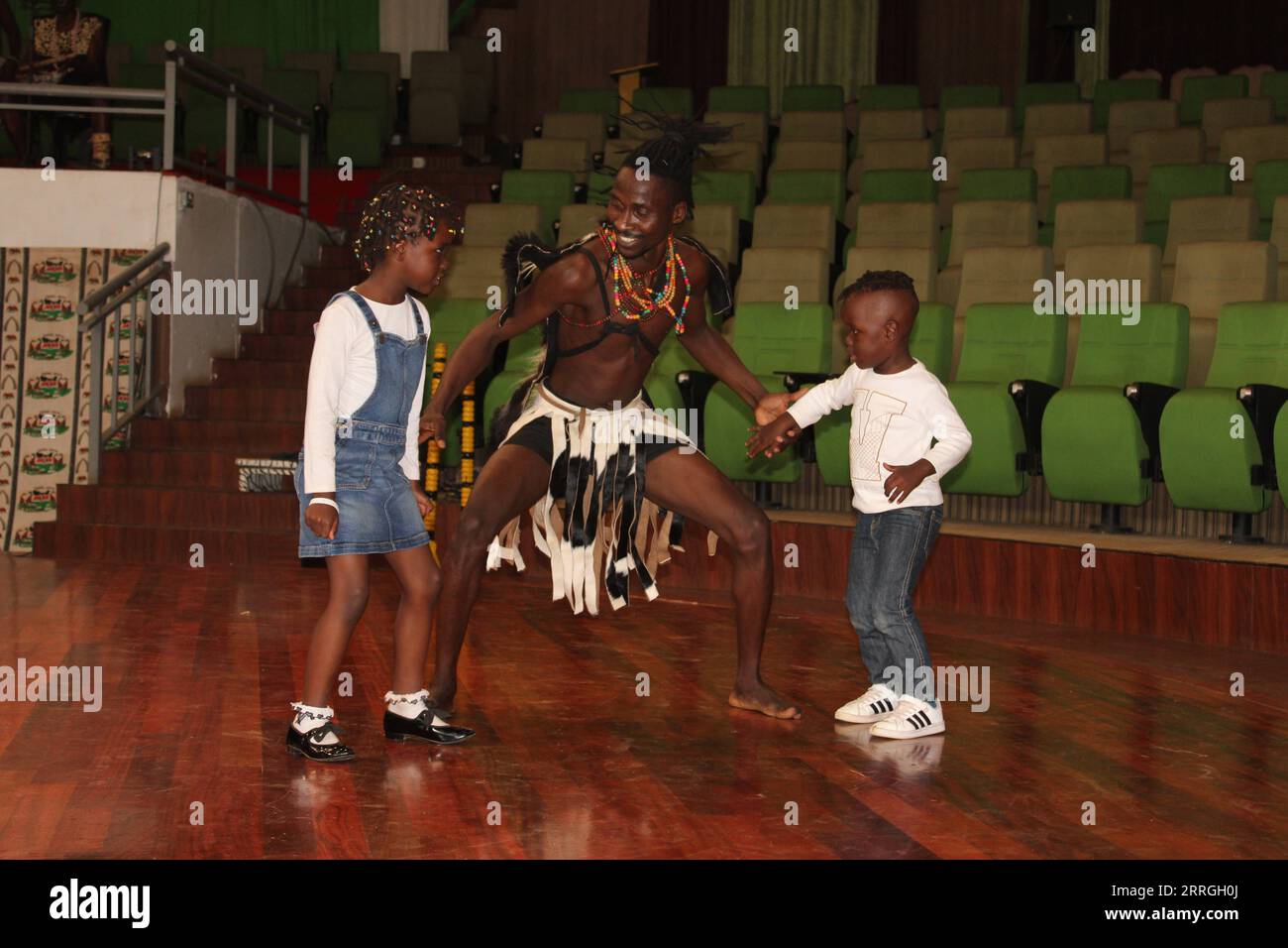 220522 -- NAIROBI, le 22 mai 2022 -- Une danseuse guide les enfants à danser au Bomas of Kenya à Nairobi, Kenya, le 20 mai 2022. POUR ALLER AVEC la caractéristique : le village culturel du Kenya inspire les jeunes à embrasser les coutumes ancestrales photo par /Xinhua KENYA-NAIROBI-CULTURAL VILLAGE-BOMAS DU KENYA ChrispinusxOmar PUBLICATIONxNOTxINxCHN Banque D'Images