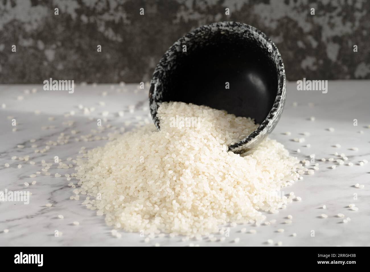 riz biologique cru frais dans un gobelet en plastique Banque D'Images