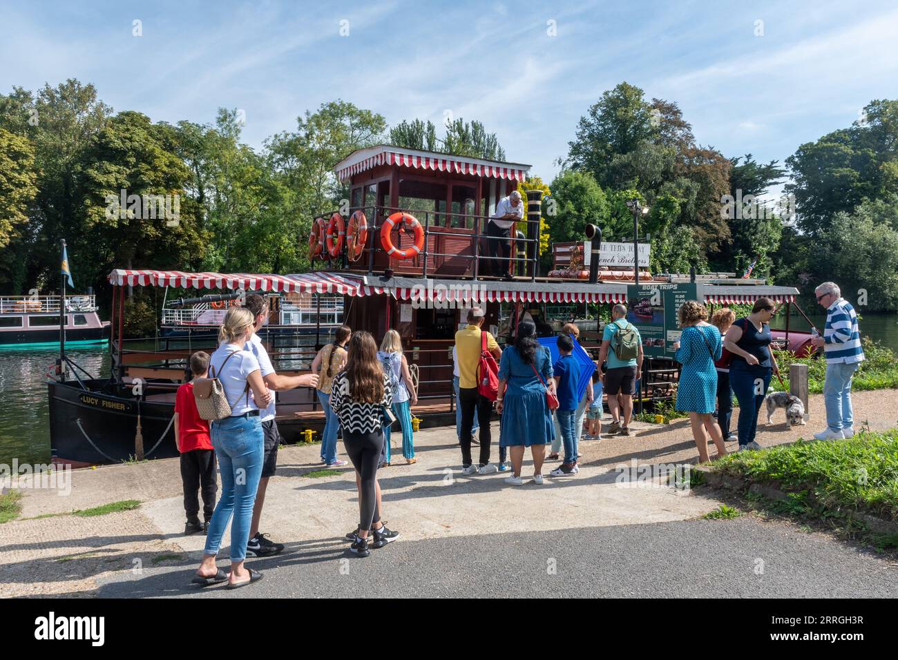 Excursion en bateau sur la Tamise au départ de Runnymede sur le Lucy Fisher, réplique du bateau à aubes victorien, Surrey, Angleterre, Royaume-Uni Banque D'Images