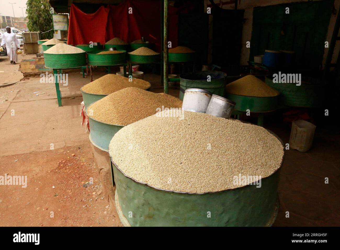 220523 -- KHARTOUM, le 23 mai 2022 -- une photo prise le 22 mai 2022 montre un magasin de céréales sur un marché local à Khartoum, au Soudan. Le Soudan fait face à une pénurie alimentaire qui se détériore ou même à une crise en 2022 et les personnes souffrant de faim aiguë pourraient représenter environ 18 millions sur une population totale de 45 millions d habitants, ont averti les experts locaux. Photo de /Xinhua SOUDAN-KHARTOUM-PÉNURIE ALIMENTAIRE MohamedxKhidir PUBLICATIONxNOTxINxCHN Banque D'Images