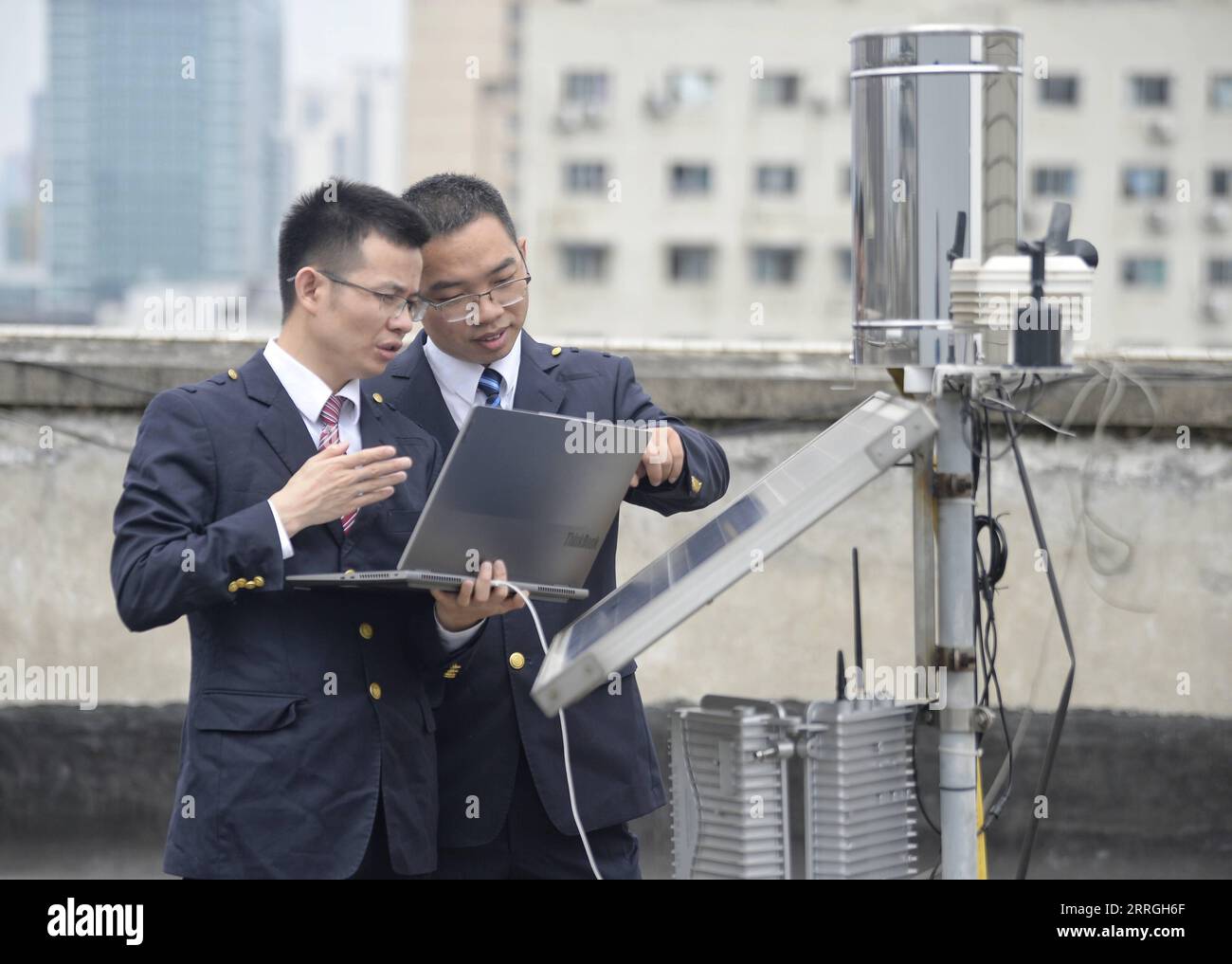 220523 -- CHENGDU, 23 mai 2022 -- Huang Yuangang L et son collègue testent une plateforme intégrée de surveillance des précipitations sur le toit à Chengdu, dans la province du Sichuan du sud-ouest de la Chine, le 19 mai 2022. La plate-forme peut être placée dans les gares et le long des lignes de chemin de fer pour surveiller les précipitations, la vitesse du vent, l'humidité et la température afin d'assurer un fonctionnement sûr des trains pendant les saisons d'inondation. Huang Yuangang, 34 ans, est ingénieur de l'institut de recherche de China Railway Chengdu Group Co., Ltd Depuis 2014, Huang a présidé ou participé à plus de 30 recherches et projets scientifiques sur le chemin de fer i. Banque D'Images