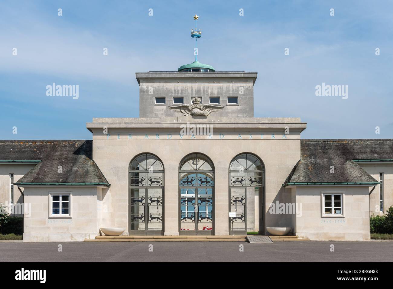 Runnymede Air Force Memorial, Surrey, Angleterre, Royaume-Uni, qui commémore nommément plus de 20 000 hommes et femmes des forces aériennes tués dans la Seconde Guerre mondiale Banque D'Images