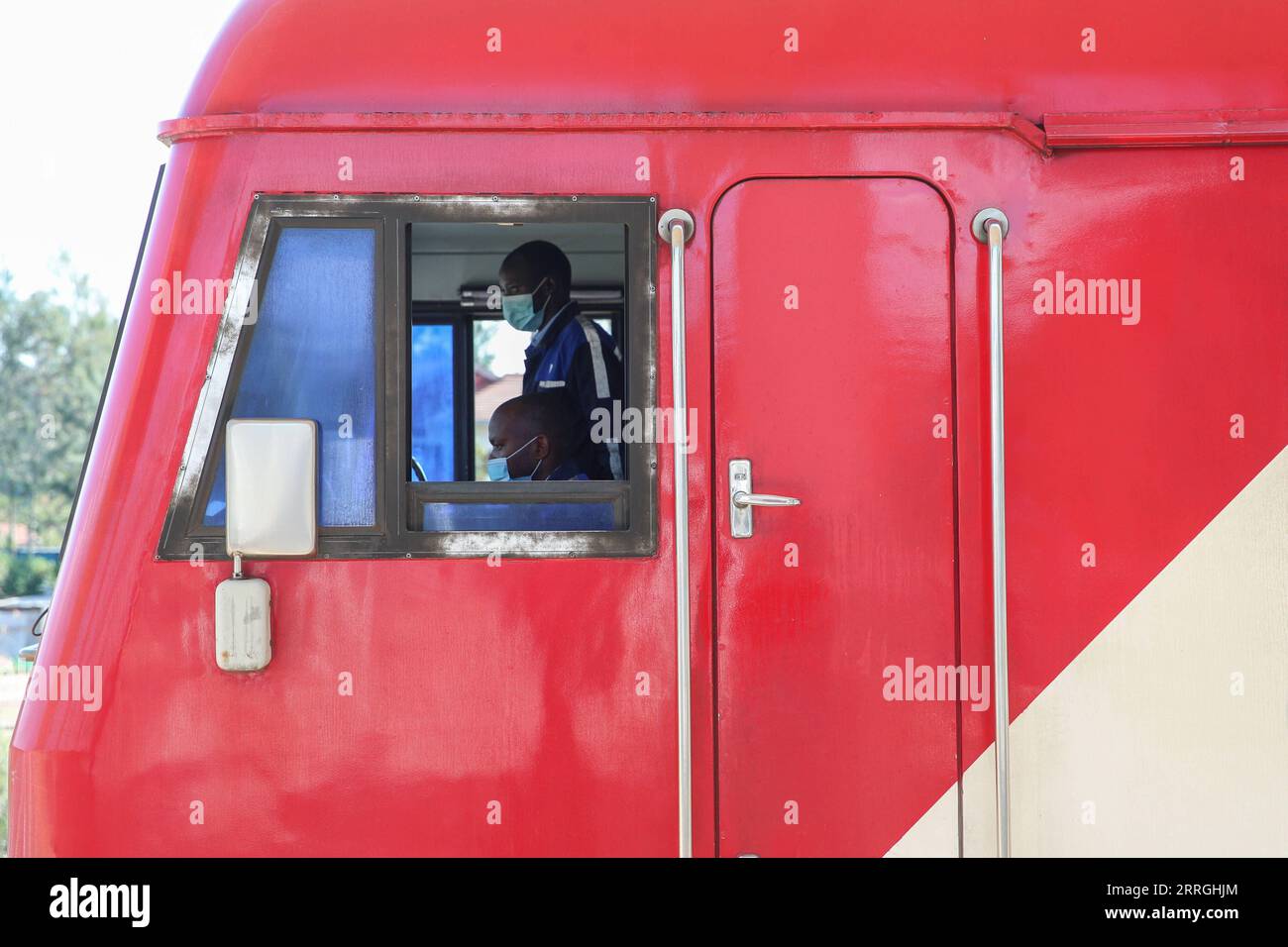 220523 -- NAIROBI, le 23 mai 2022 -- John Pius et Brian Kemboi conduisent un train à Kajiado, Kenya, le 25 mars 2022. POUR ALLER AVEC la caractéristique : la Chine a formé des jeunes kenyans indépendamment diriger le service ferroviaire moderne KENYA-NAIROBI-CHAUFFEURS DE LOCOMOTIVE LongxLei PUBLICATIONxNOTxINxCHN Banque D'Images