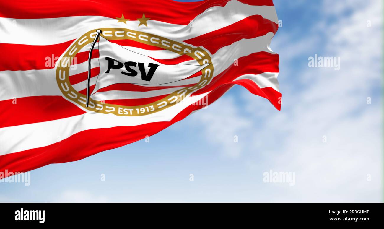 Eindhoven, NL, 4 2023 septembre : le club de football PSV Eindhoven agite dans le vent par temps clair. Club sportif néerlandais d'Eindhoven. Editorial illustratif 3 Banque D'Images