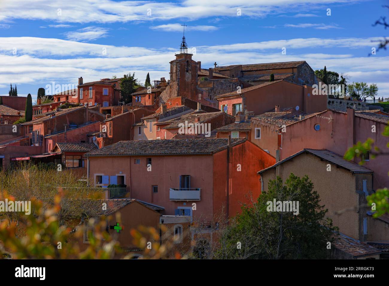Vue de maisons à Roussillon, Luberon, Provence, France Banque D'Images
