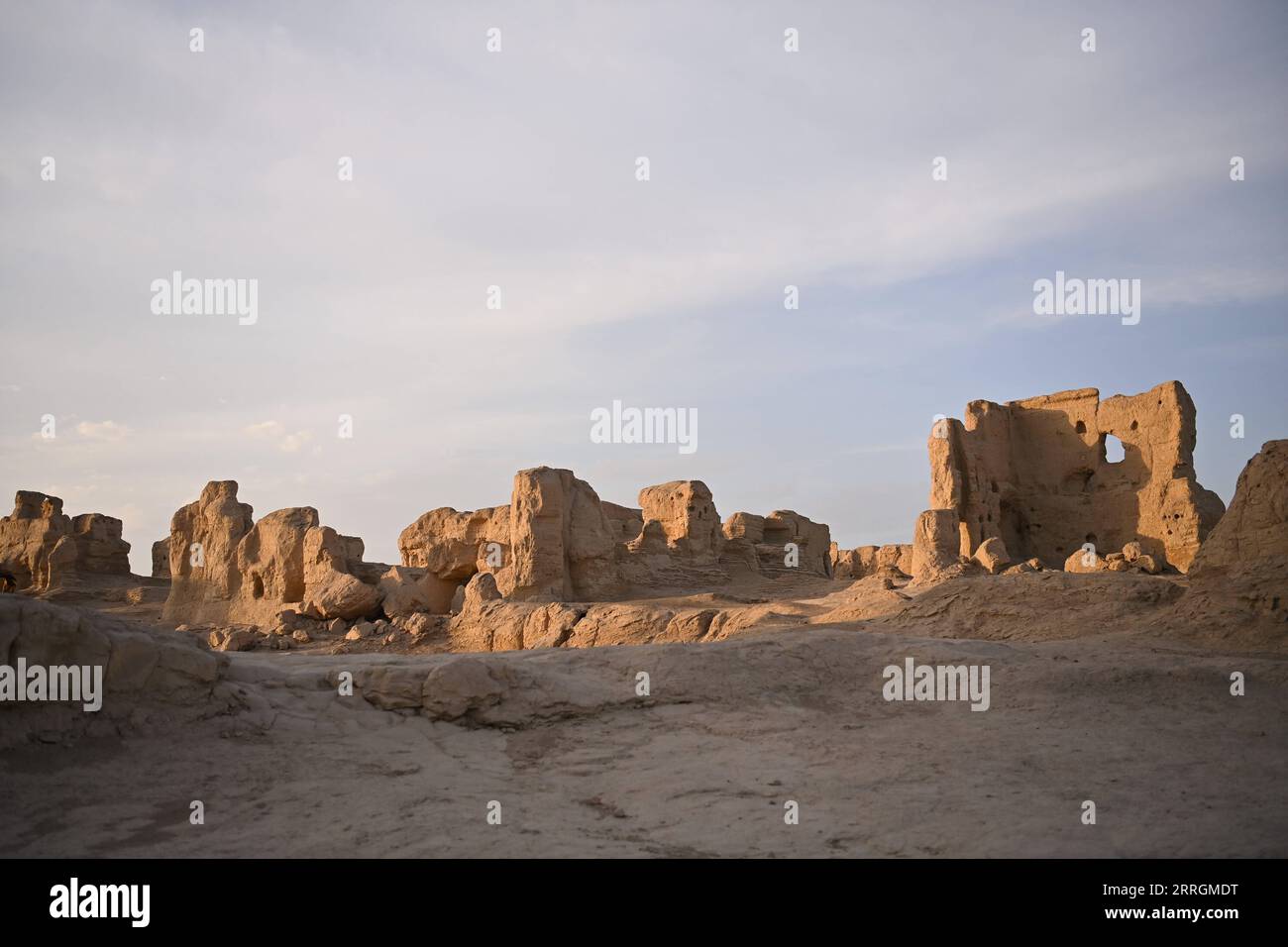 220526 -- URUMQI, 26 mai 2022 -- une photo prise le 19 mai 2022 montre la ville antique de Jiaohe à Turpan, dans la région autonome ouïgoure du Xinjiang, au nord-ouest de la Chine. Gulibekge muting Reheman est un conservateur du Trésor culturel des ruines de Jiaohe, les reliques les plus grandes et les mieux conservées au monde d'une ville construite en argile à Turpan, dans le nord-ouest de la Chine, la région autonome ouïgoure du Xinjiang. Depuis 1972, le grand-père de Gulibekge, son père et maintenant elle-même se consacrent à la protection de la ville antique de Jiaohe. Ils ont vécu, travaillé et élevé leurs enfants ici, formant un lien profond avec cette ville de plus de 2 Banque D'Images