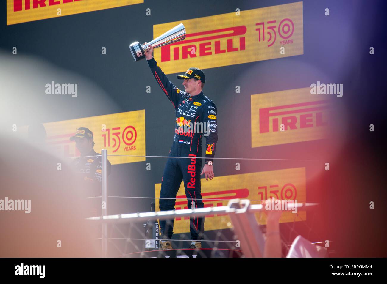 Cette image immortalise le moment où Max Verstappen lève son trophée sur le podium après une première place au Grand Prix d’Espagne. Banque D'Images